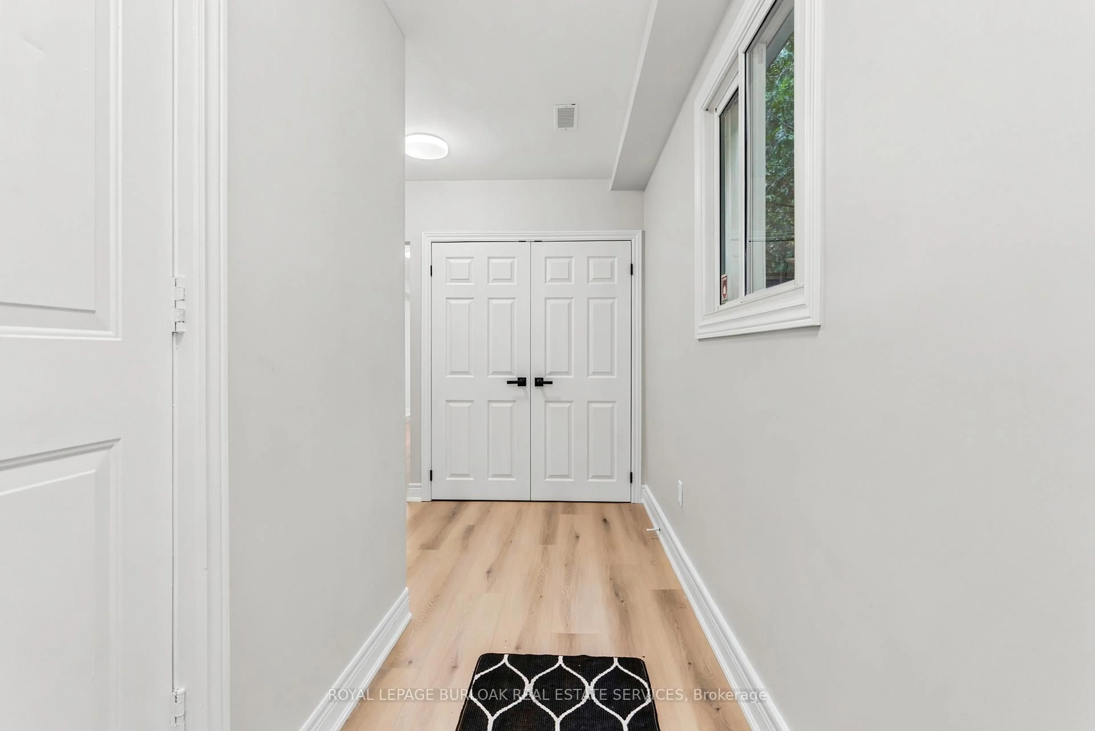 Indoor entryway for 1553 Newlands Cres, Burlington Ontario L7M 1P1