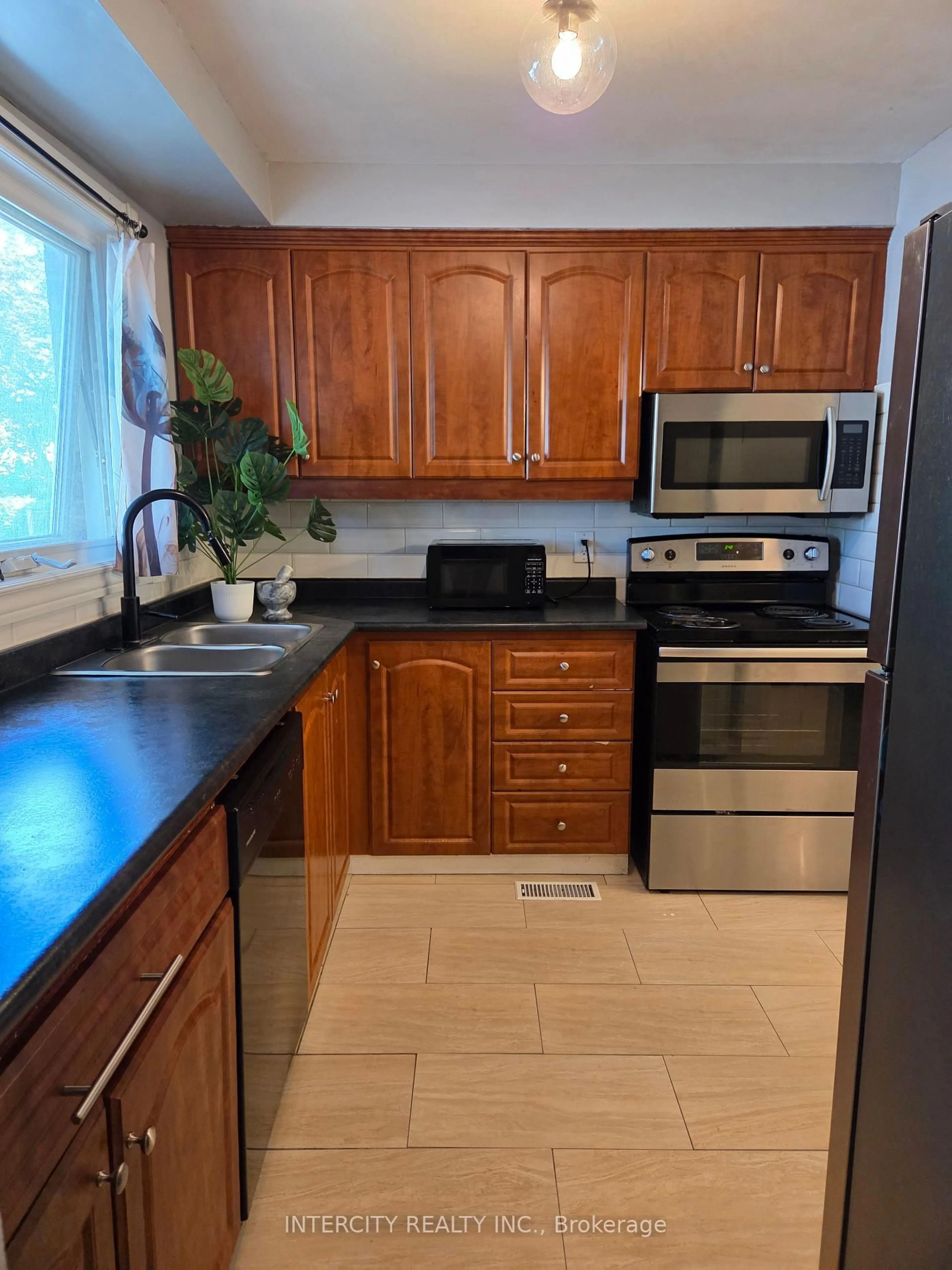 Standard kitchen, ceramic/tile floor for 21 Highview Tr, Brampton Ontario L6S 1P5