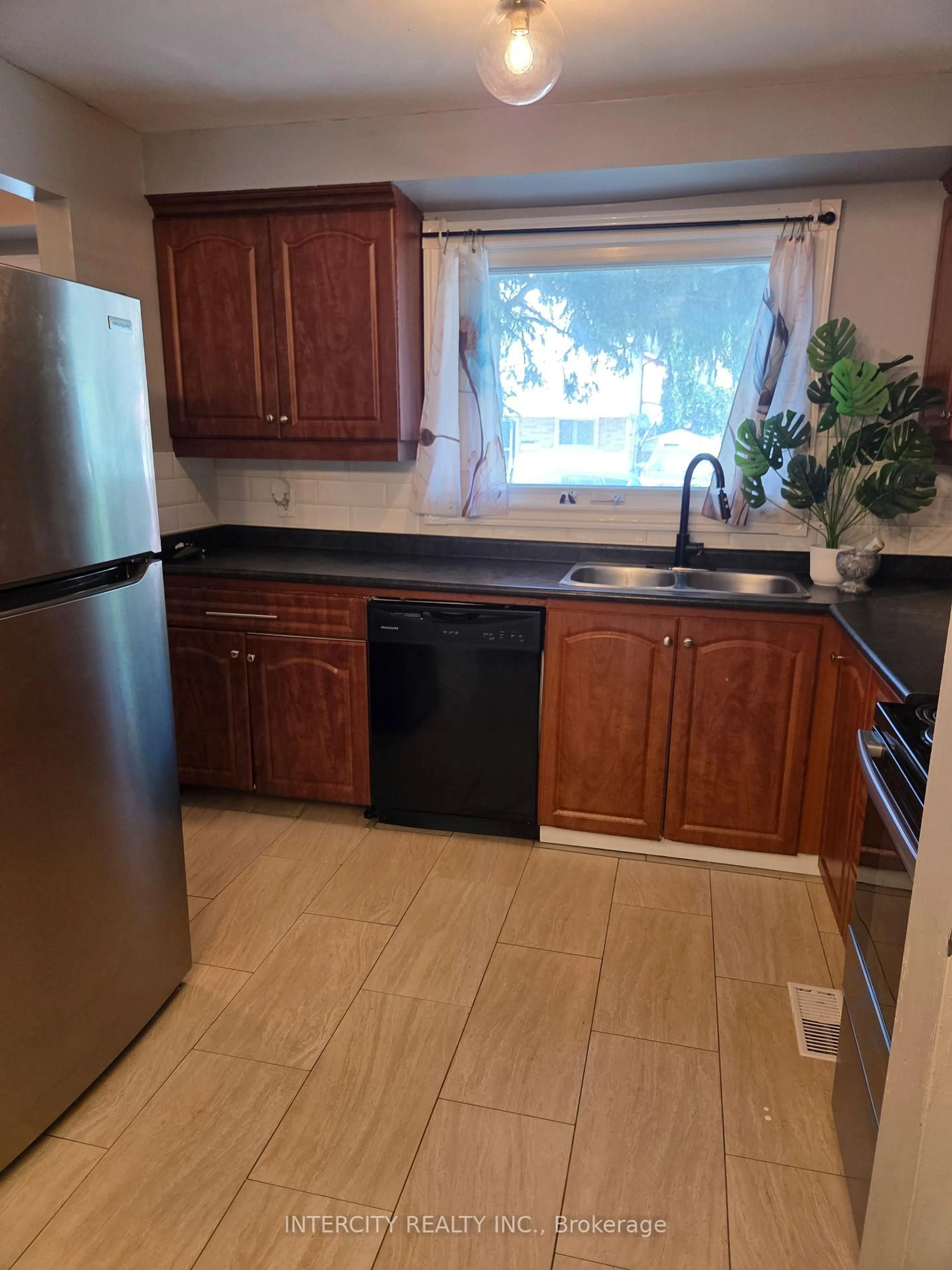 Standard kitchen, unknown for 21 Highview Tr, Brampton Ontario L6S 1P5