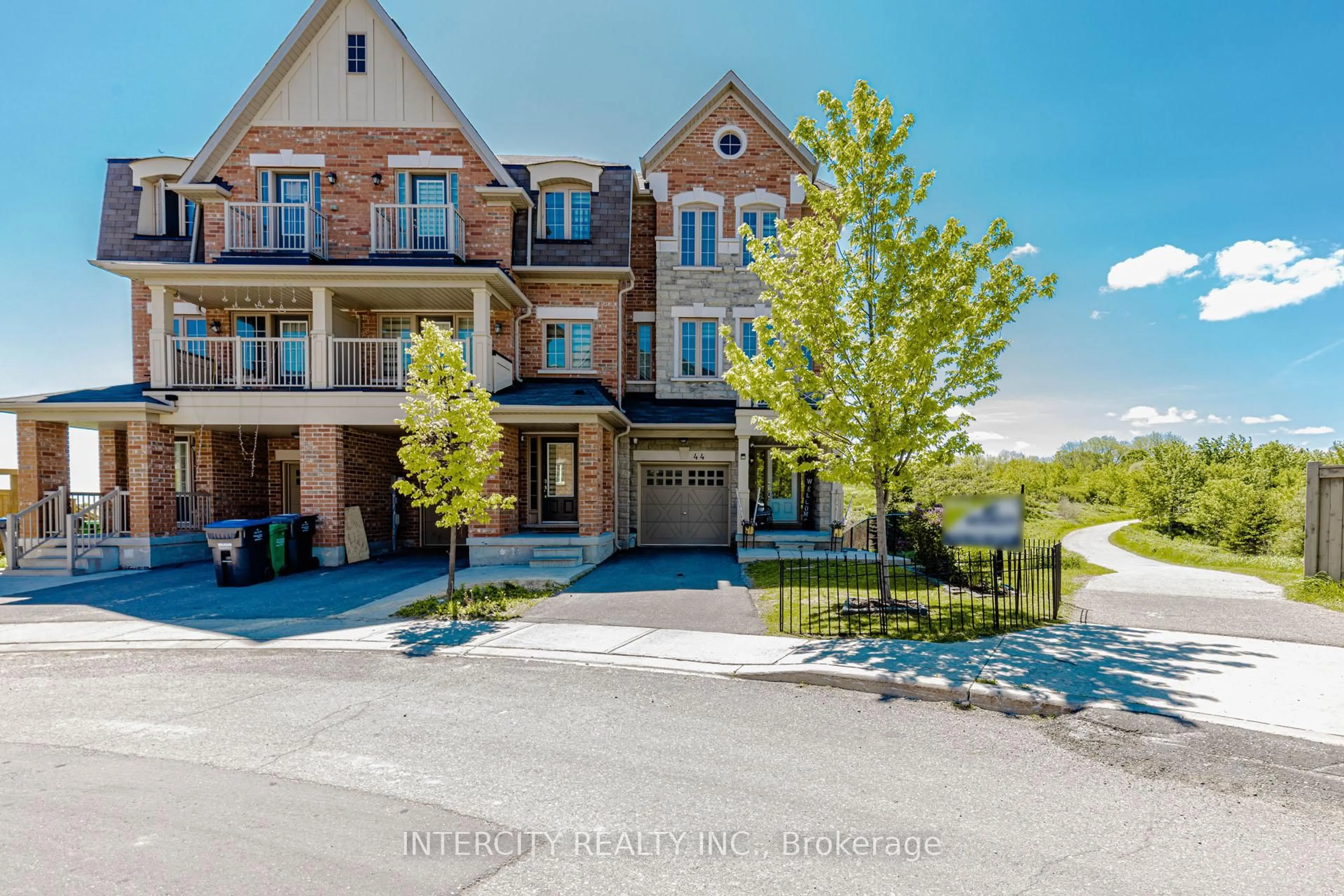 A pic from outside/outdoor area/front of a property/back of a property/a pic from drone, street for 44 Shiff Cres, Brampton Ontario L6Z 0B4