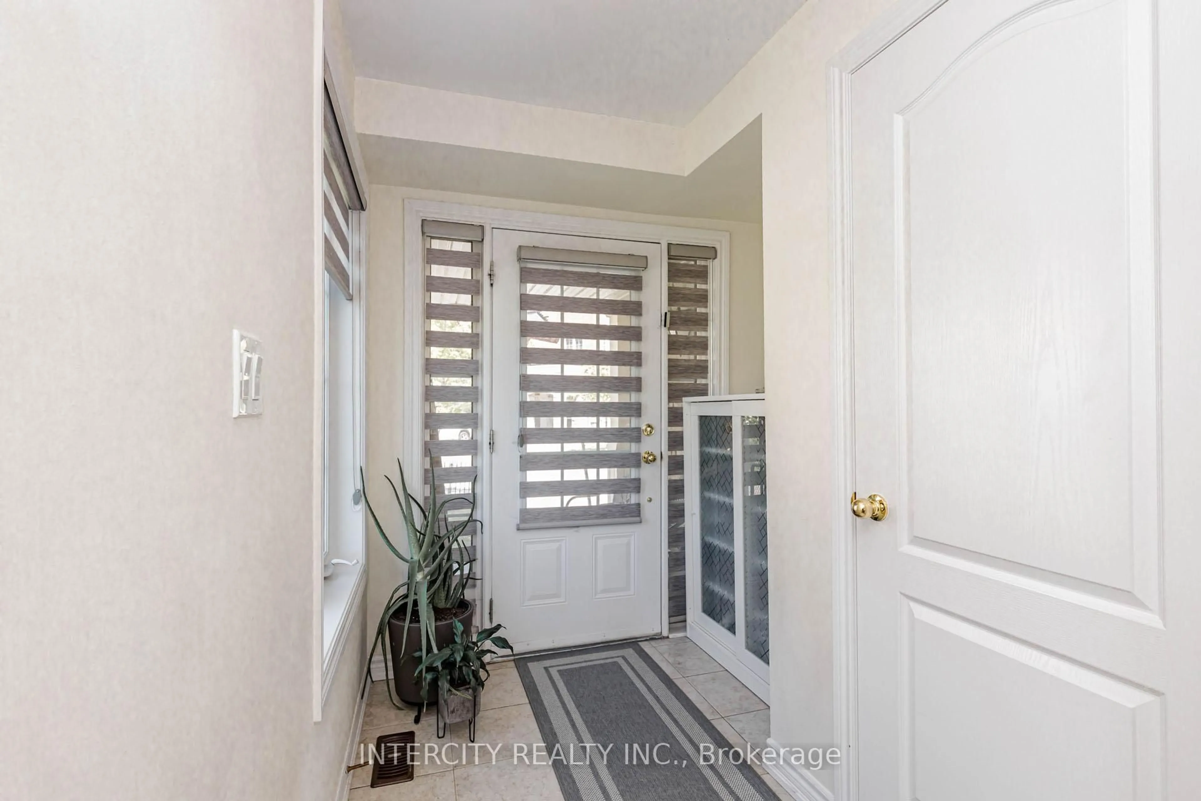 Indoor entryway for 44 Shiff Cres, Brampton Ontario L6Z 0B4