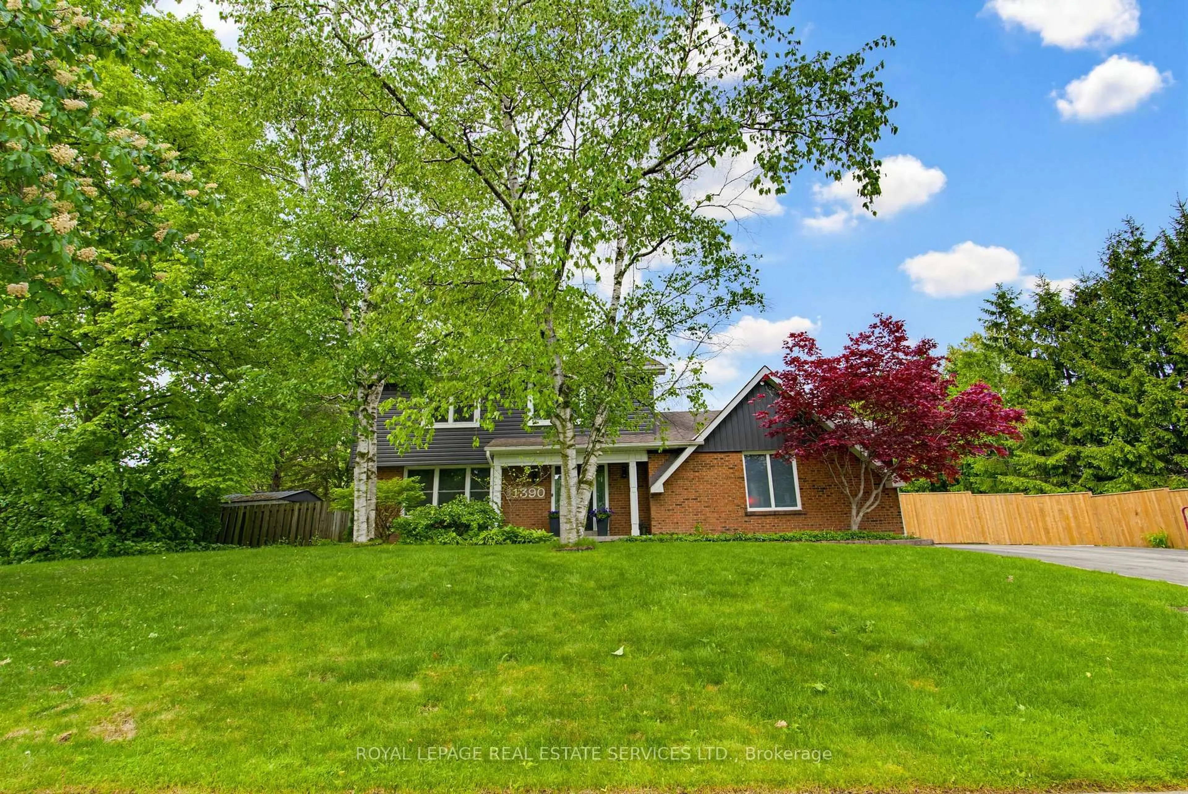 A pic from outside/outdoor area/front of a property/back of a property/a pic from drone, unknown for 1390 Peerless Crt, Oakville Ontario L6H 3A4