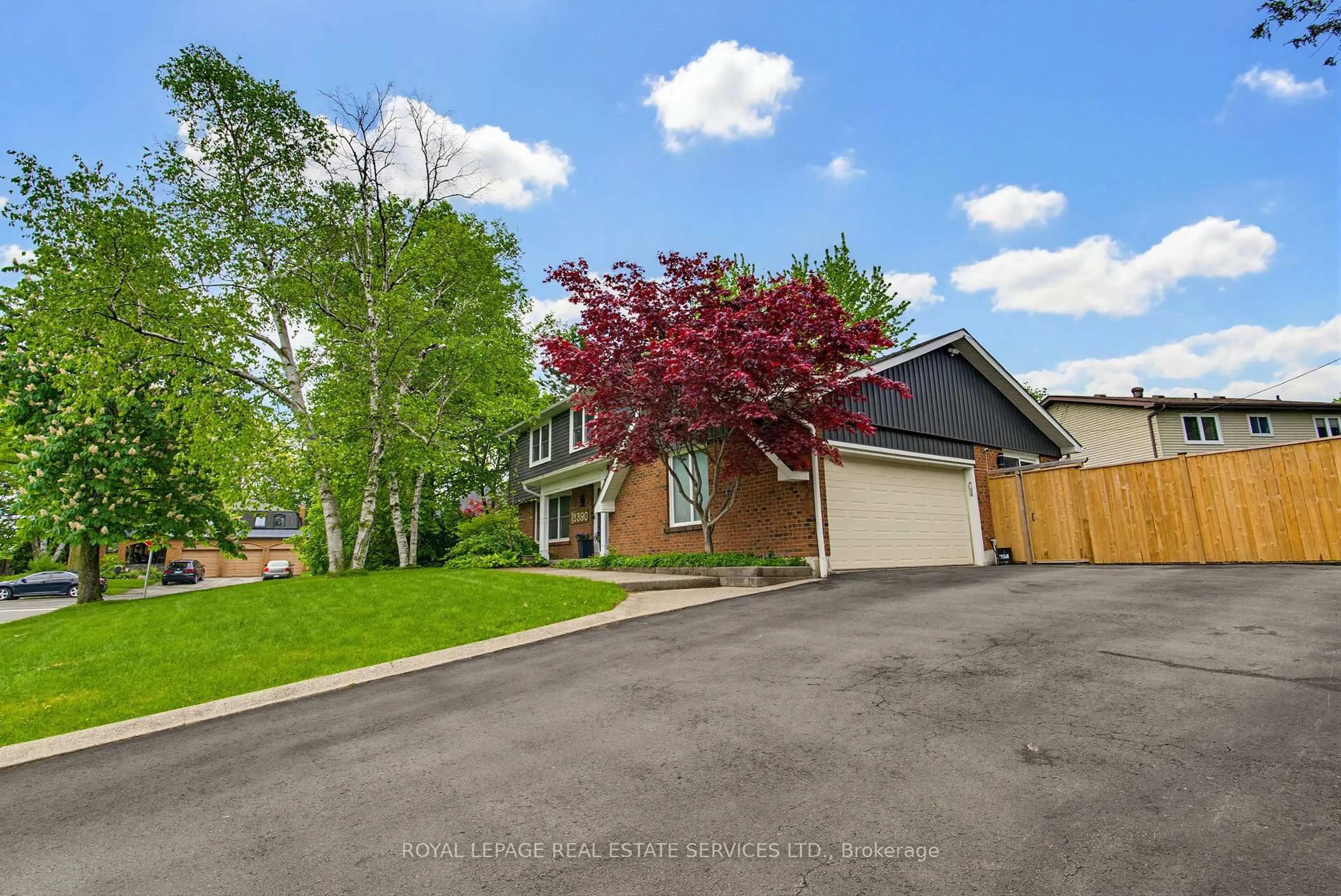 A pic from outside/outdoor area/front of a property/back of a property/a pic from drone, street for 1390 Peerless Crt, Oakville Ontario L6H 3A4