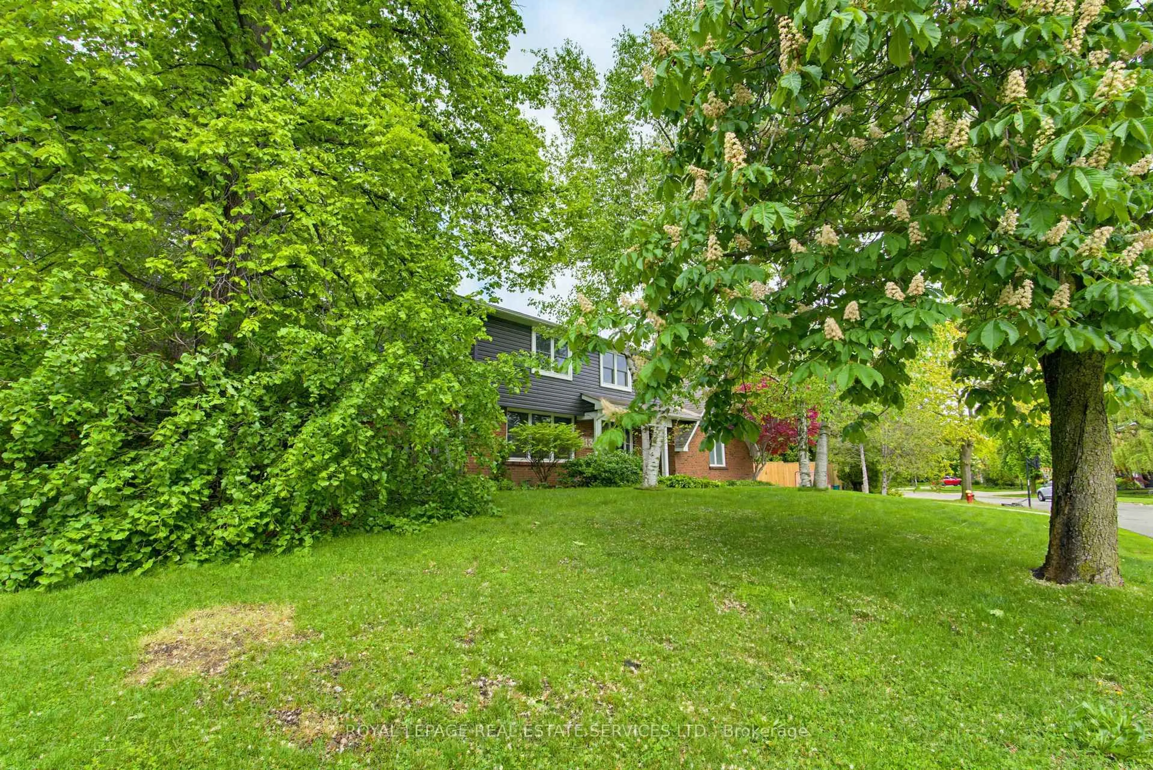 A pic from outside/outdoor area/front of a property/back of a property/a pic from drone, street for 1390 Peerless Crt, Oakville Ontario L6H 3A4