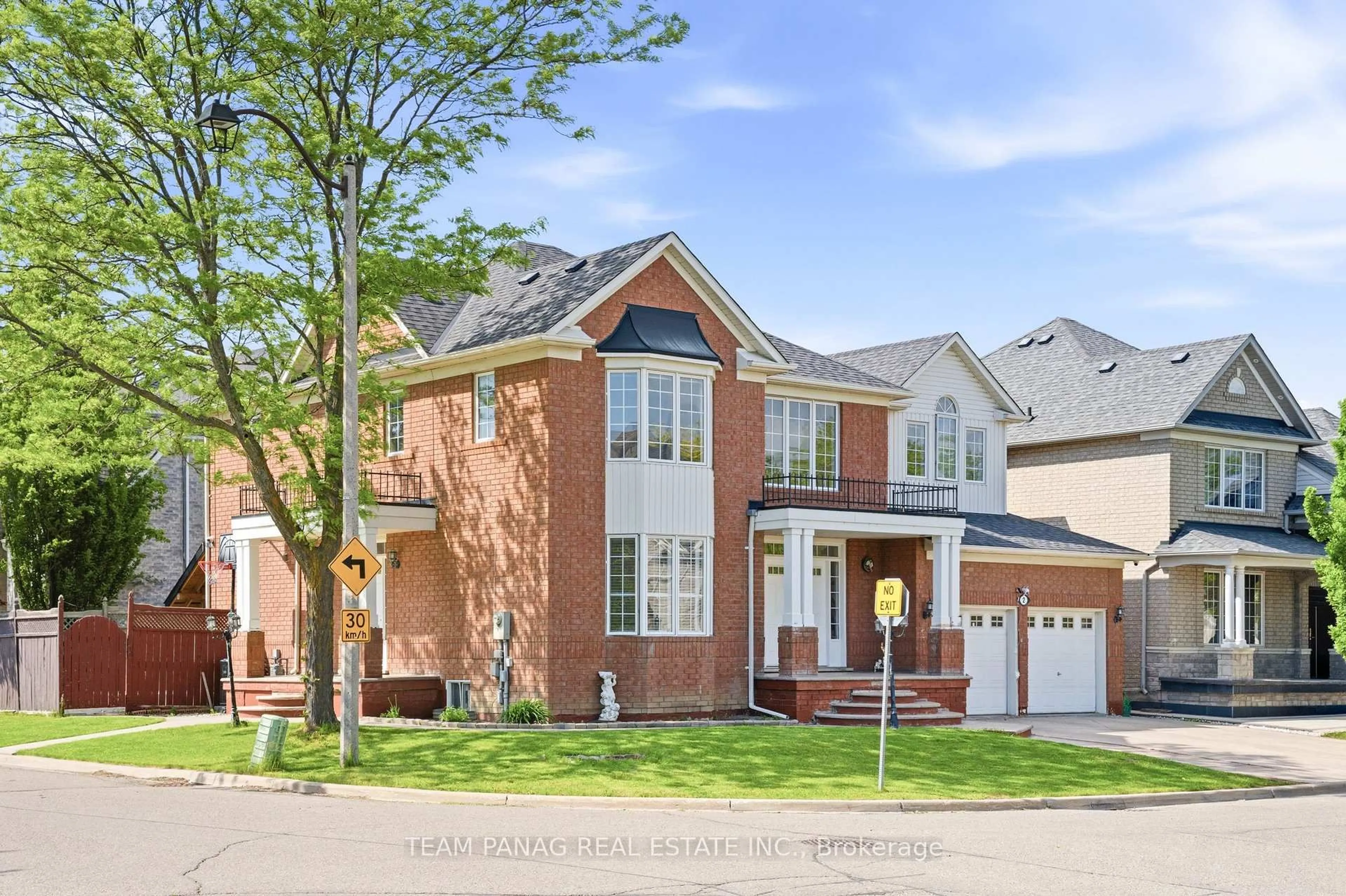 Home with brick exterior material, street for 2 Maltby Crt, Brampton Ontario L6P 1A5