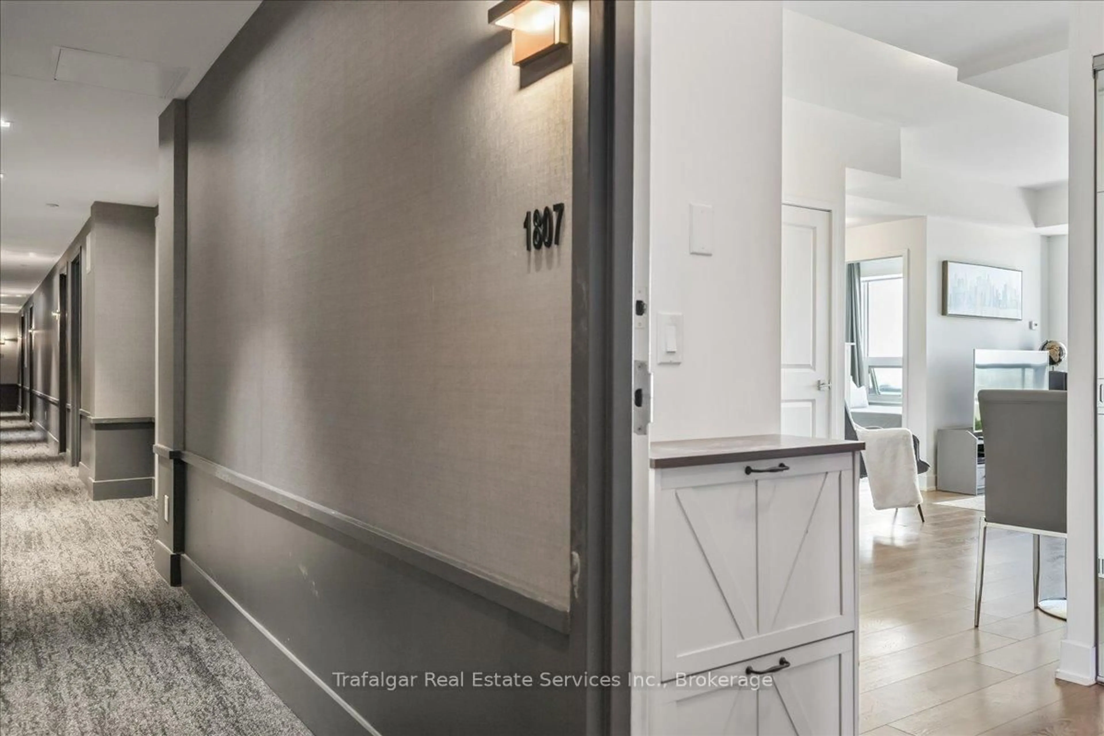Indoor entryway for 297 Oak Walk Dr #1807, Oakville Ontario L6H 3R6