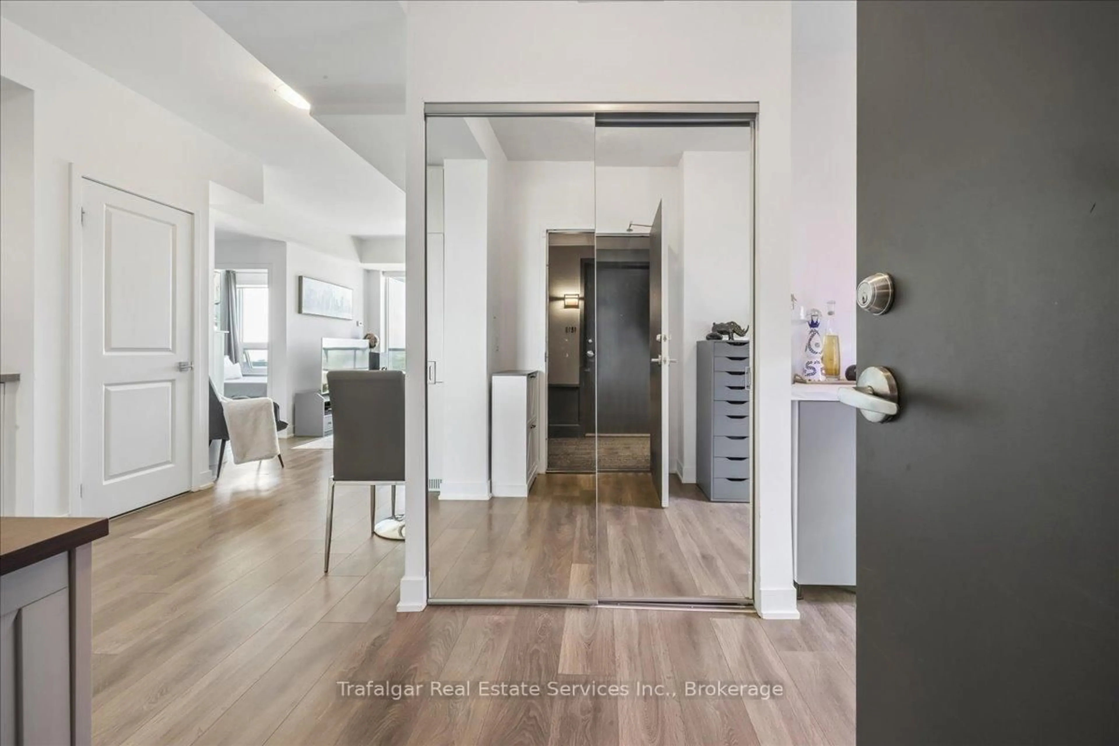 Indoor entryway for 297 Oak Walk Dr #1807, Oakville Ontario L6H 3R6