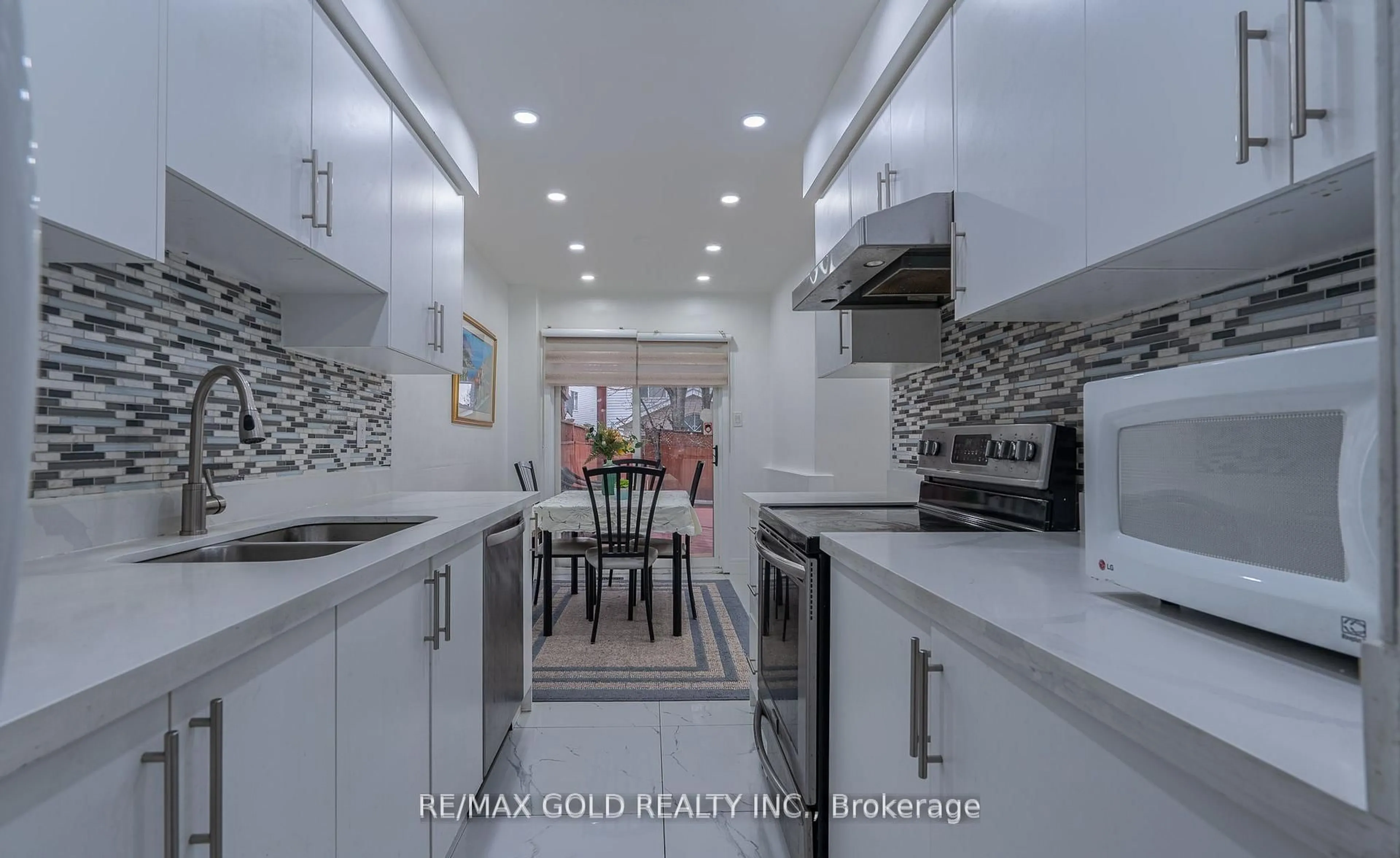 Contemporary kitchen, ceramic/tile floor for 102 Bunchberry Way, Brampton Ontario L6R 2E8