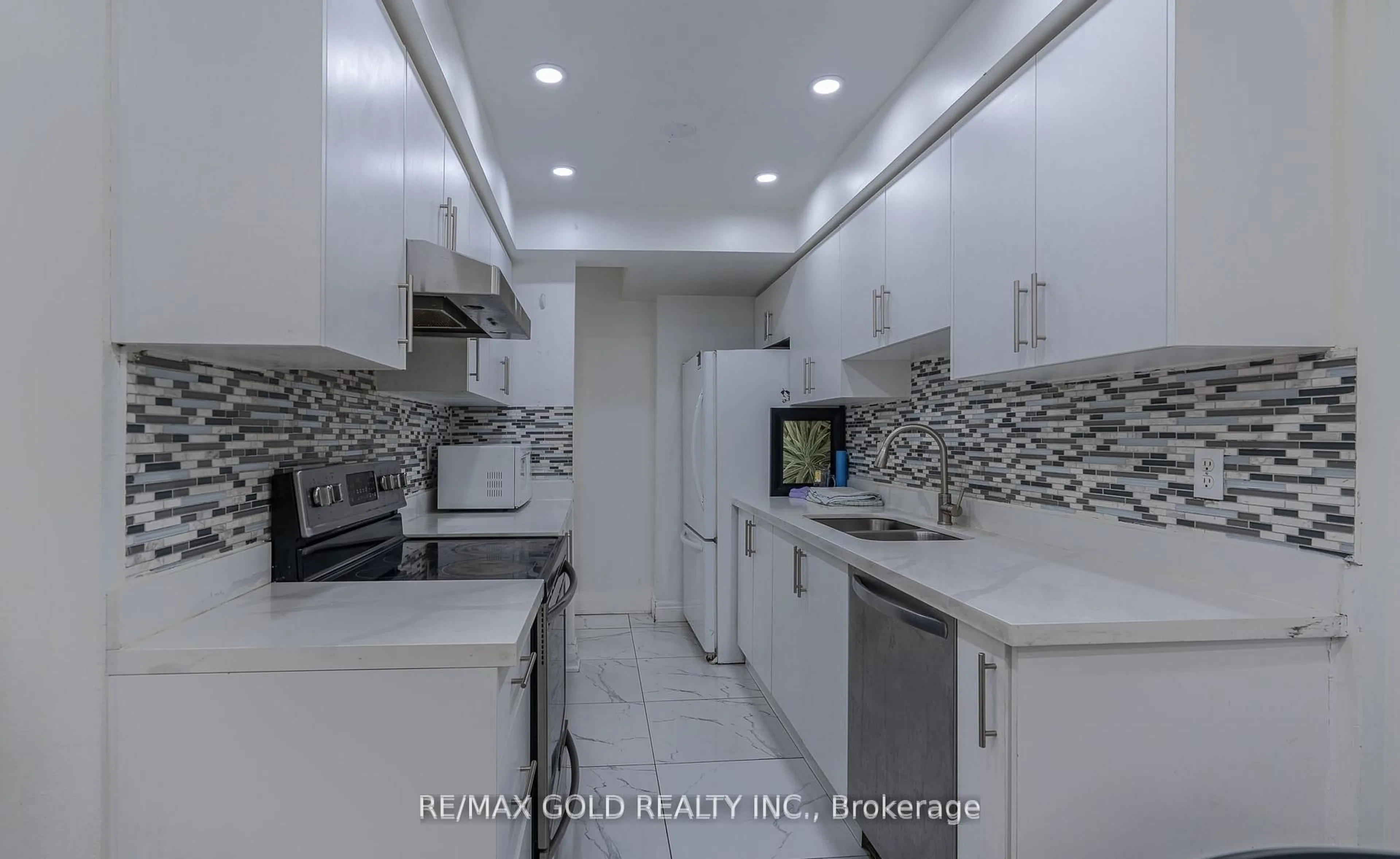 Standard kitchen, ceramic/tile floor for 102 Bunchberry Way, Brampton Ontario L6R 2E8