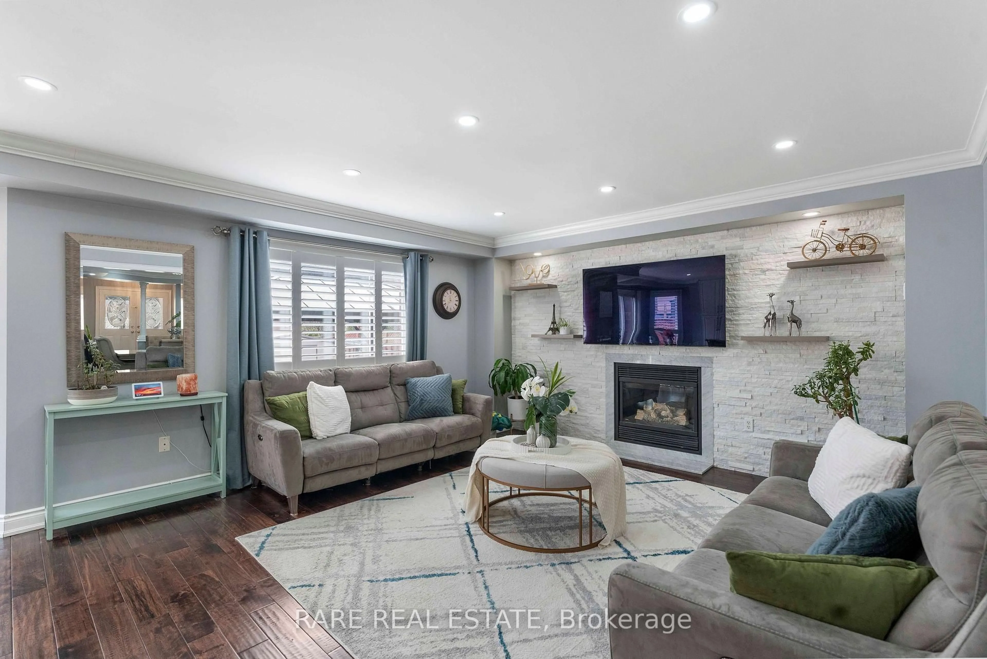 Living room with furniture, unknown for 33 SOUTHBEND Dr, Brampton Ontario L7A 1K5