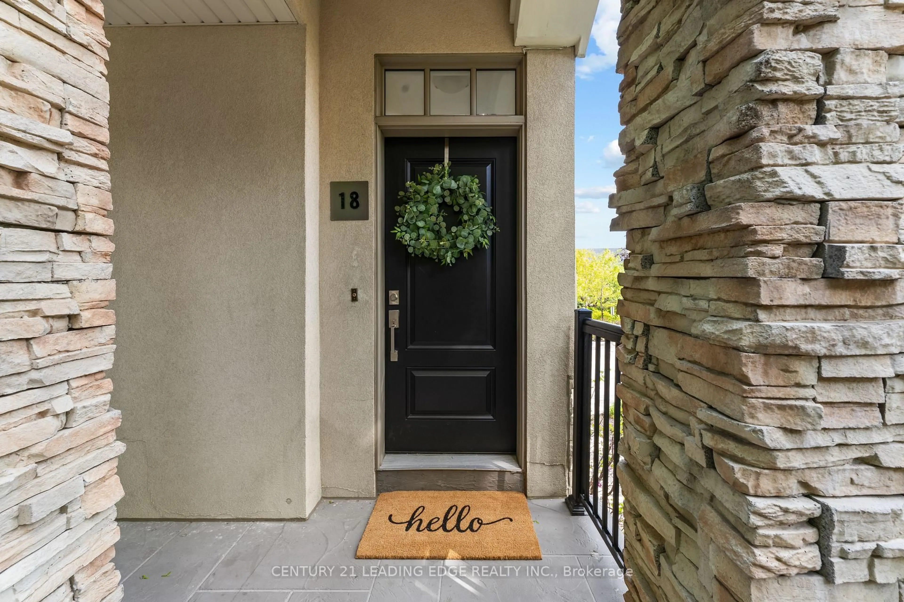 Indoor entryway for 3077 Cawthra Rd #18, Mississauga Ontario L5A 2X4