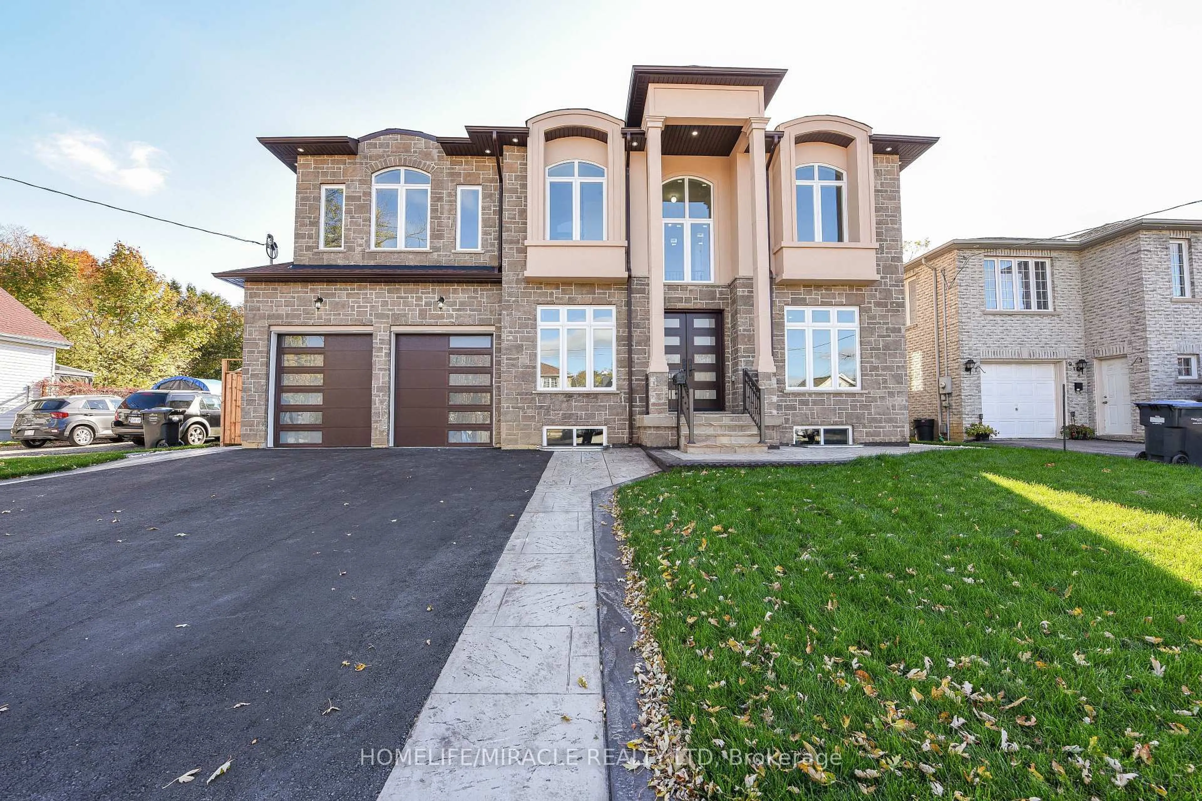 Home with brick exterior material, street for 11 Hillcrest Ave, Brampton Ontario L6W 1Y7