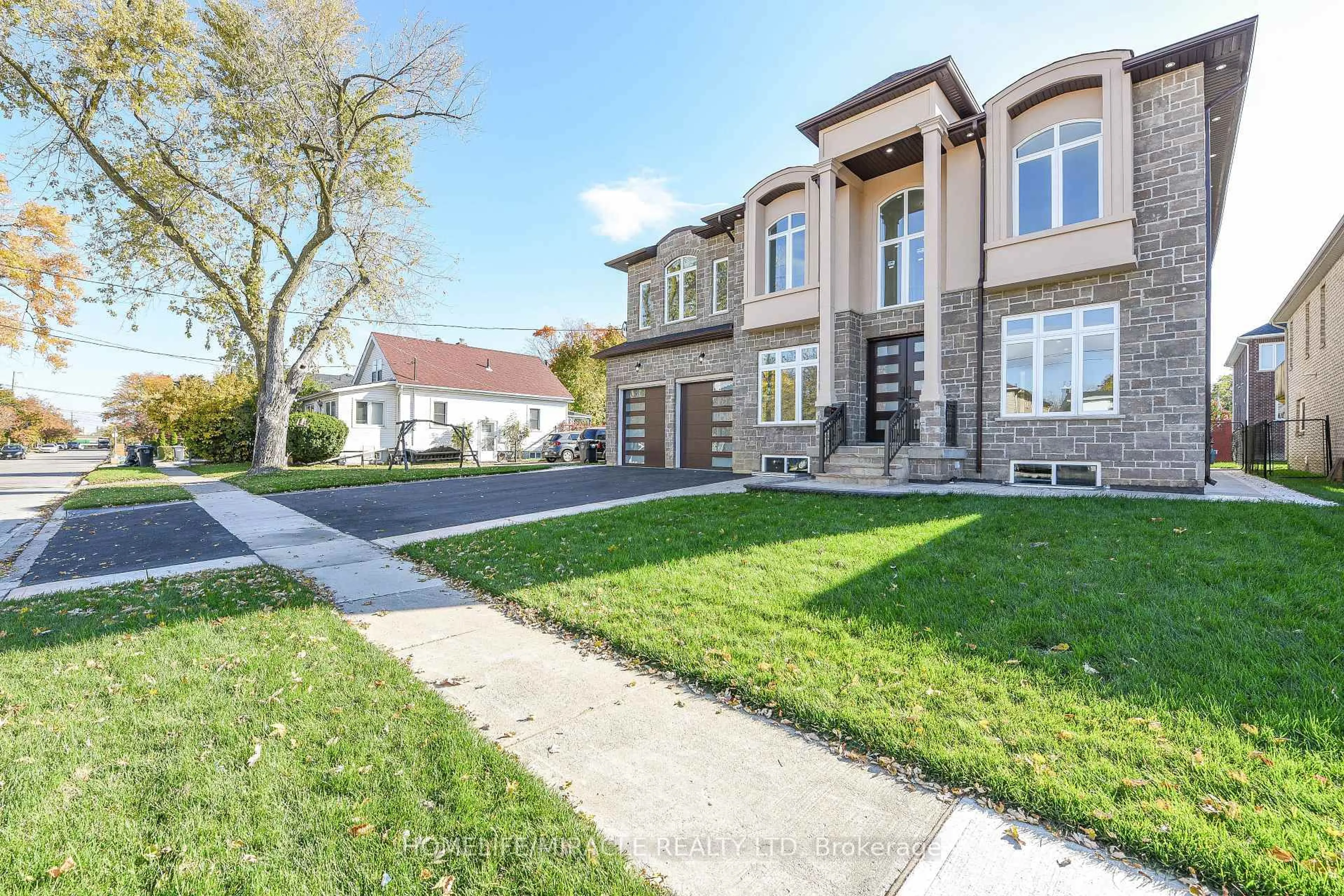 Unknown for 11 Hillcrest Ave, Brampton Ontario L6W 1Y7