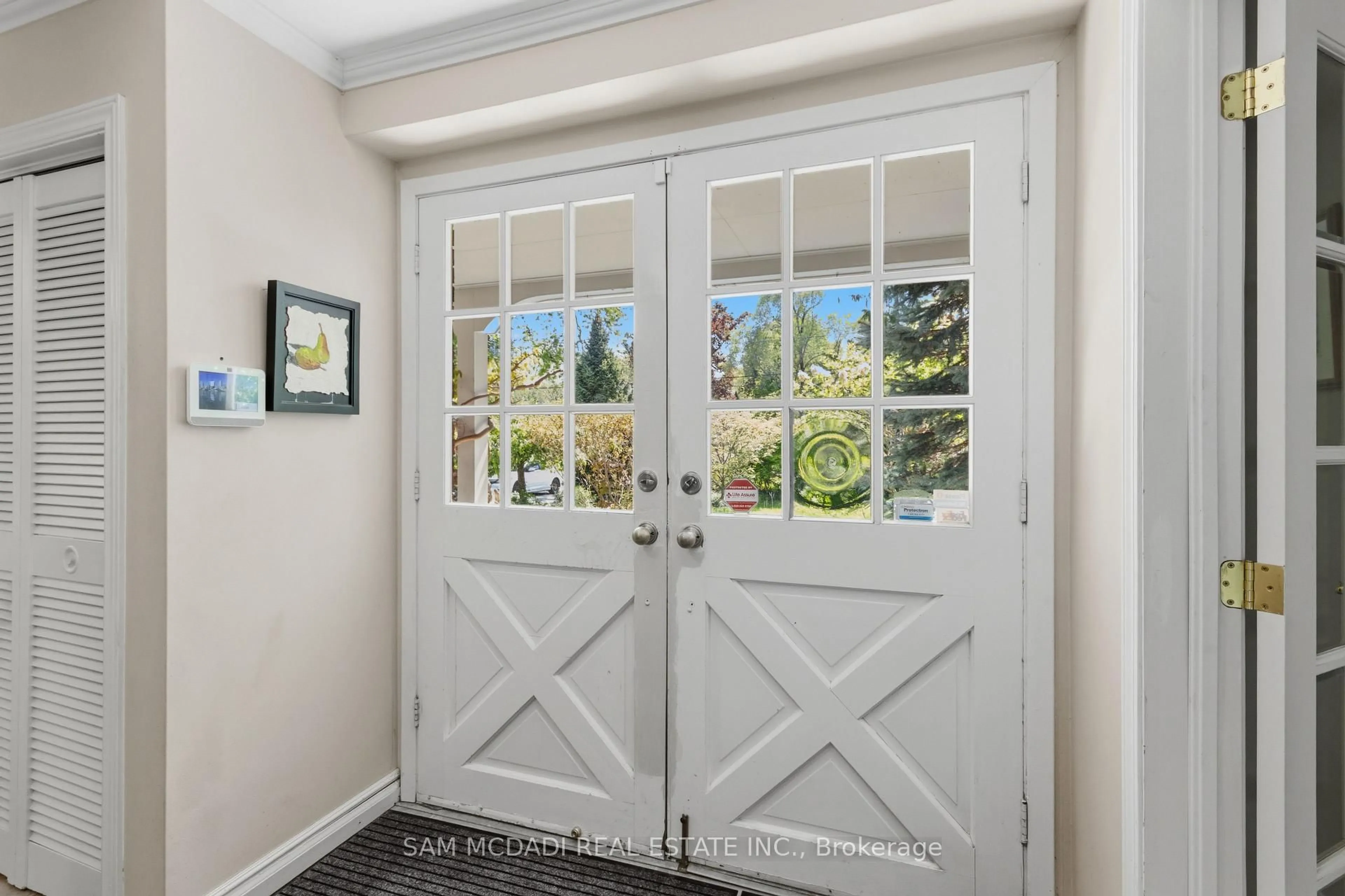 Indoor entryway for 865 Meadow Wood Rd, Mississauga Ontario L5J 2S7