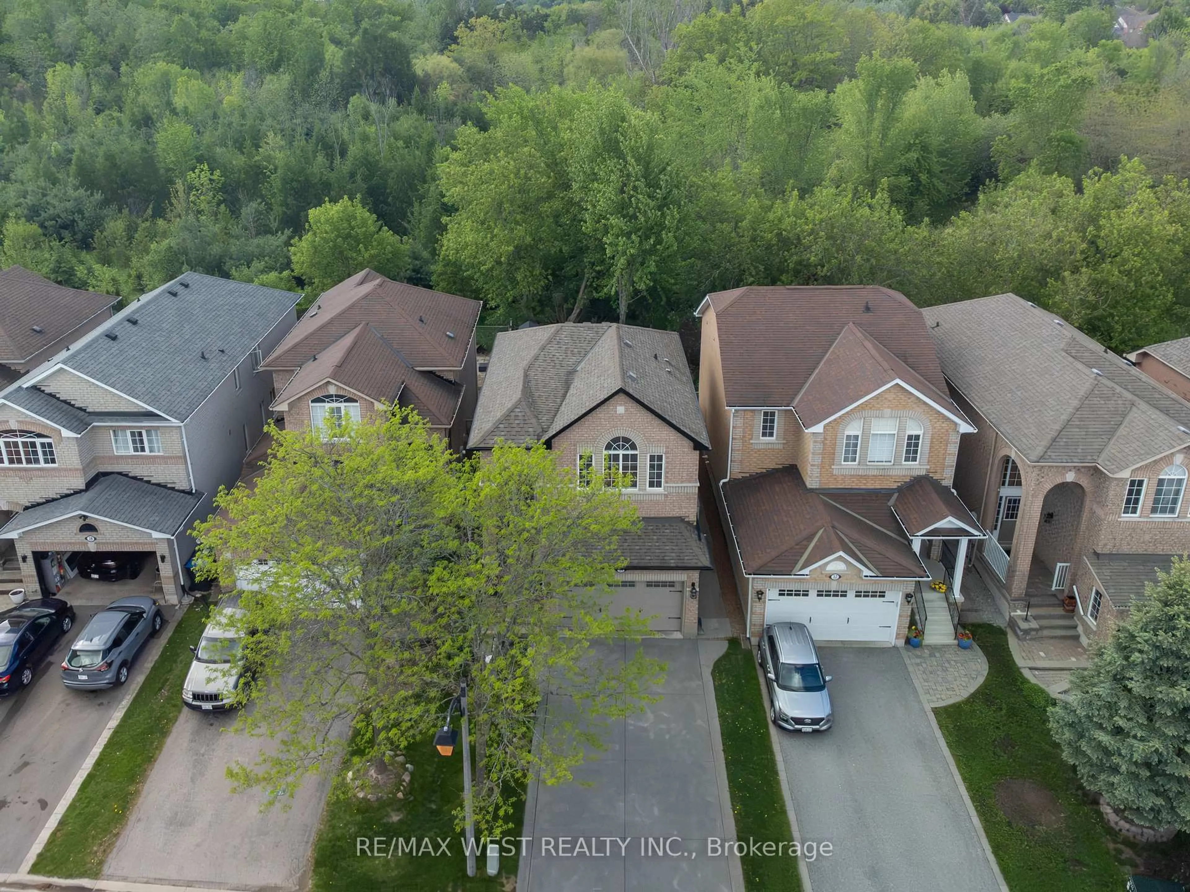 A pic from outside/outdoor area/front of a property/back of a property/a pic from drone, street for 34 Crestridge Dr, Caledon Ontario L7E 2T7