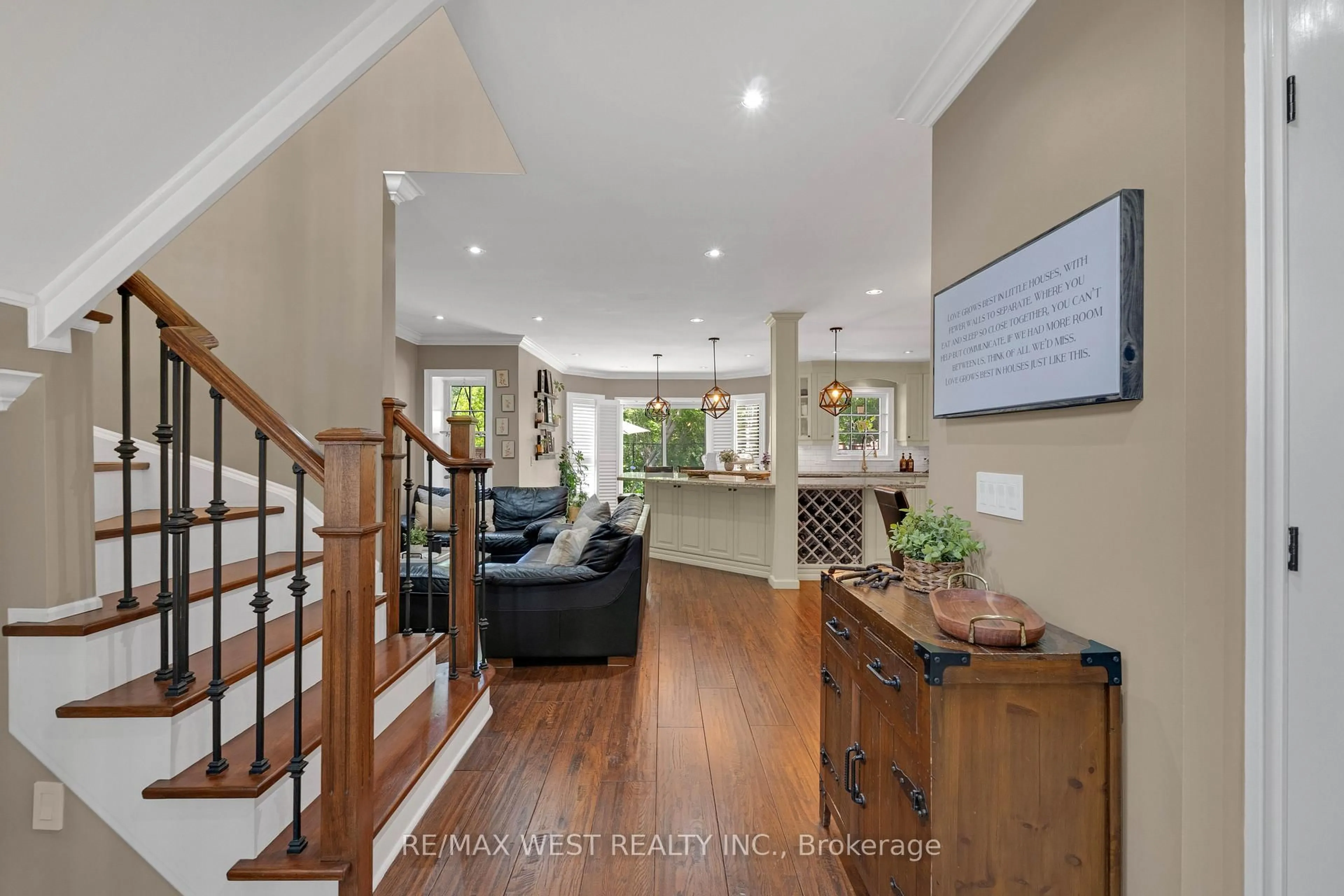 Indoor entryway for 34 Crestridge Dr, Caledon Ontario L7E 2T7
