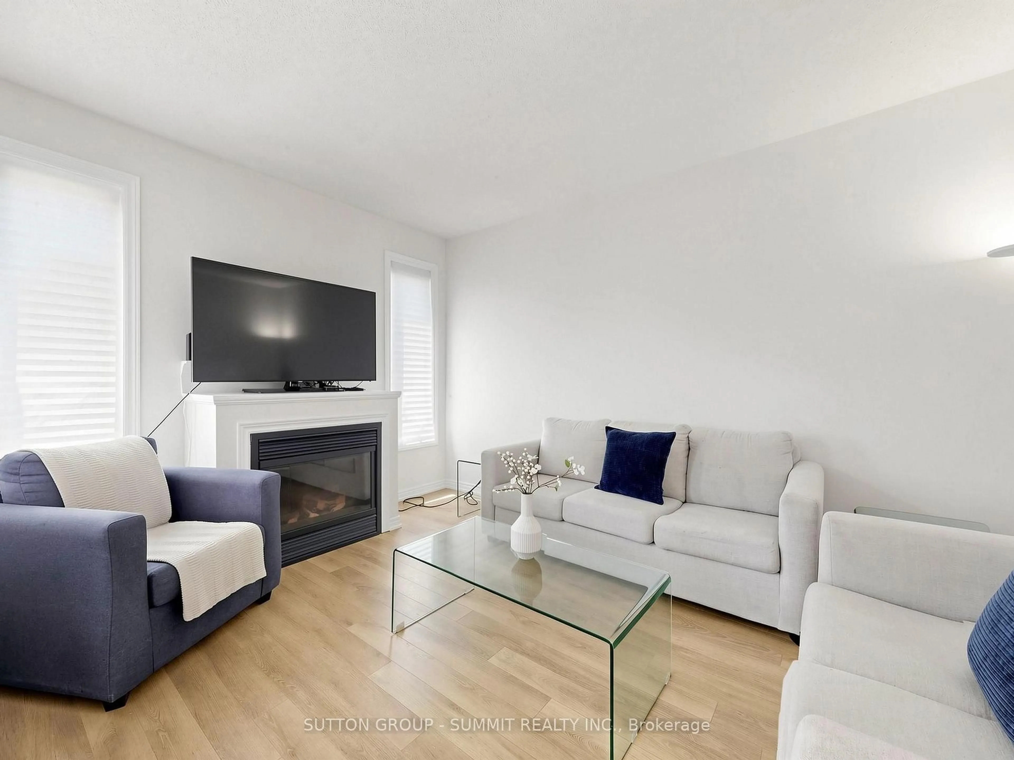 Living room with furniture, unknown for 4880 YORKSHIRE Ave, Mississauga Ontario L4Z 4H6