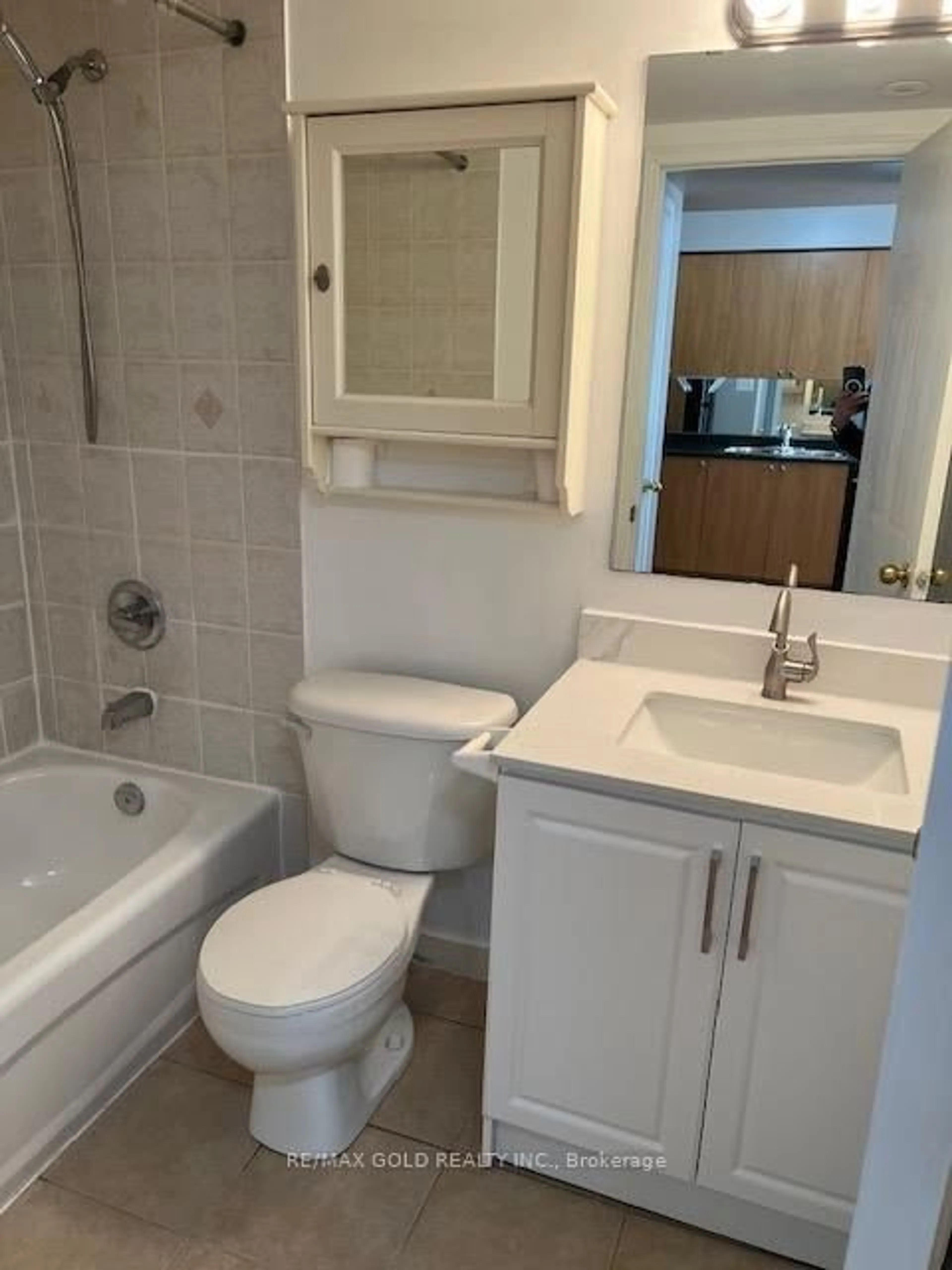 Standard bathroom, ceramic/tile floor for 4975 Southampton Dr #143, Mississauga Ontario L5M 8C8