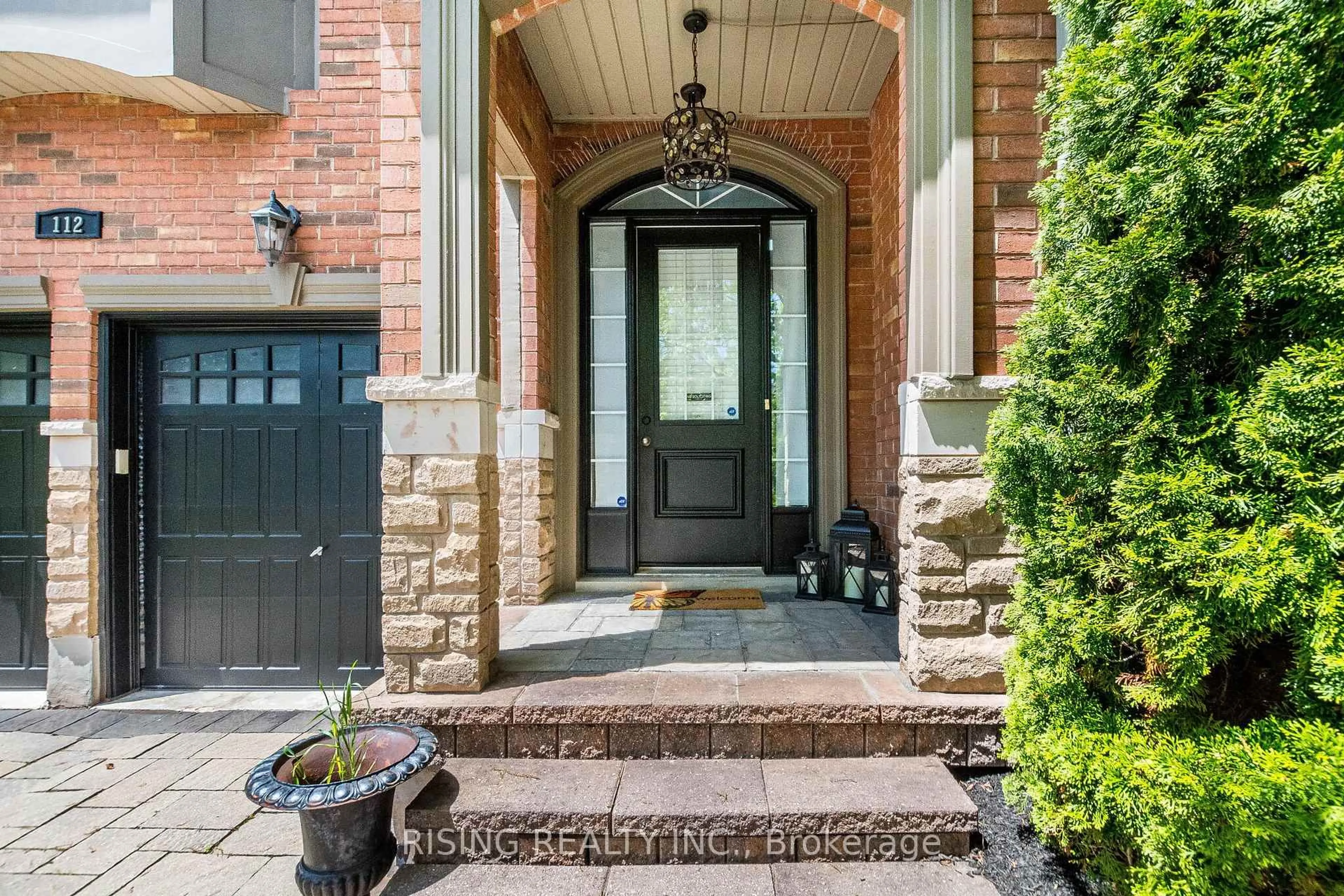 Indoor entryway for 112 Great Lakes Blvd, Oakville Ontario L6L 6W5