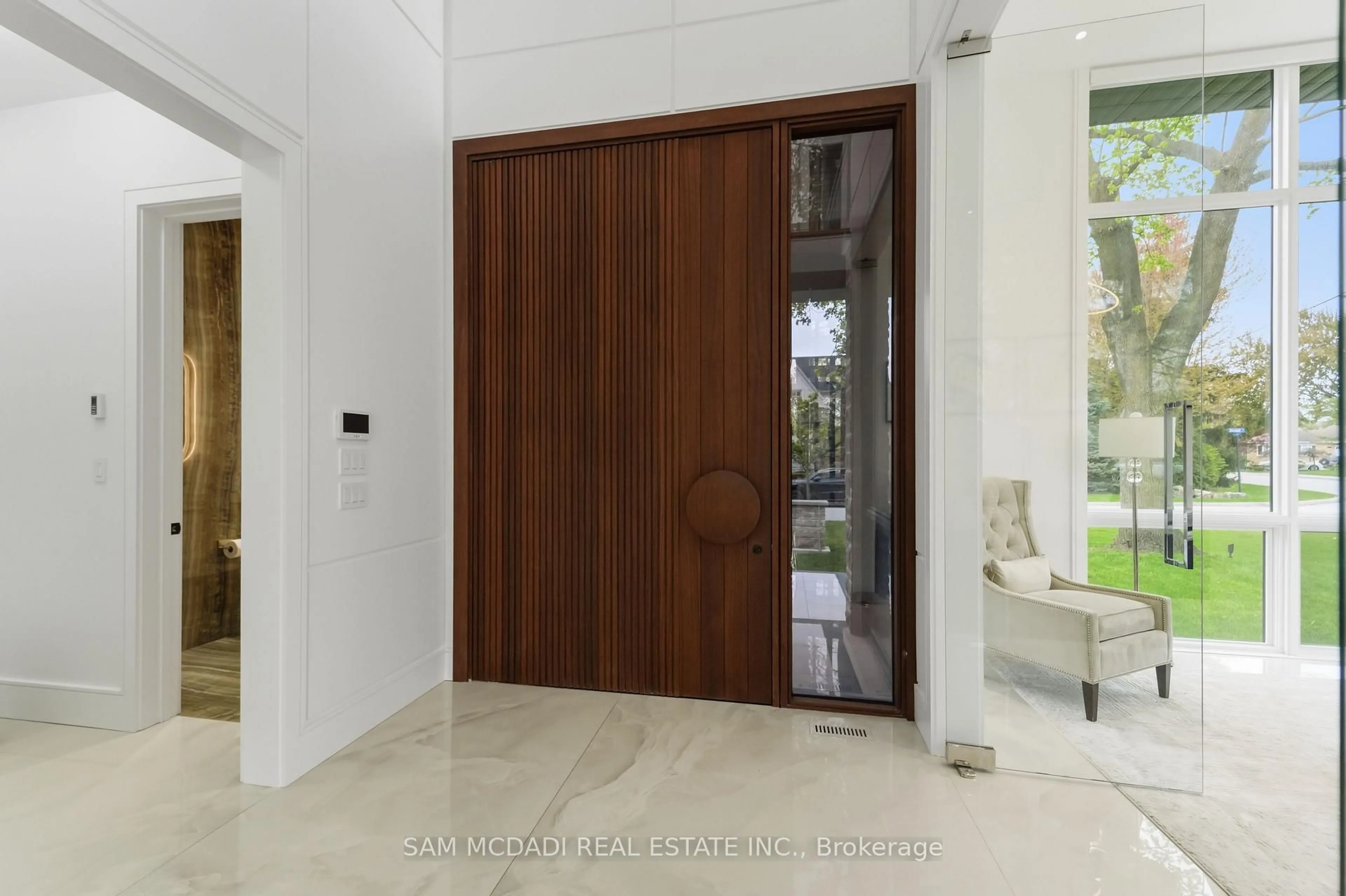 Indoor foyer for 1589 Glenhill Cres, Mississauga Ontario L5H 3C4