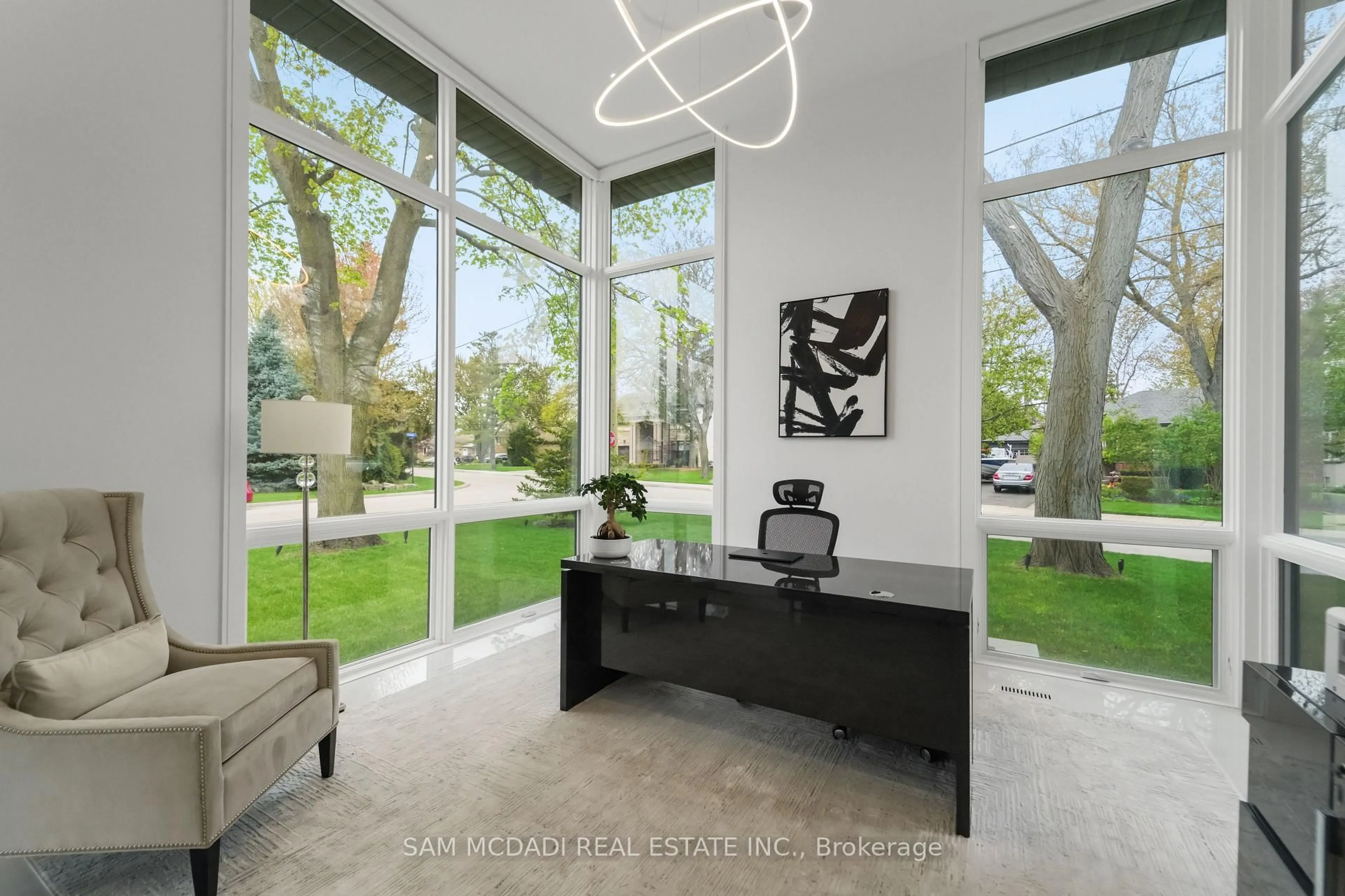 Indoor foyer for 1589 Glenhill Cres, Mississauga Ontario L5H 3C4