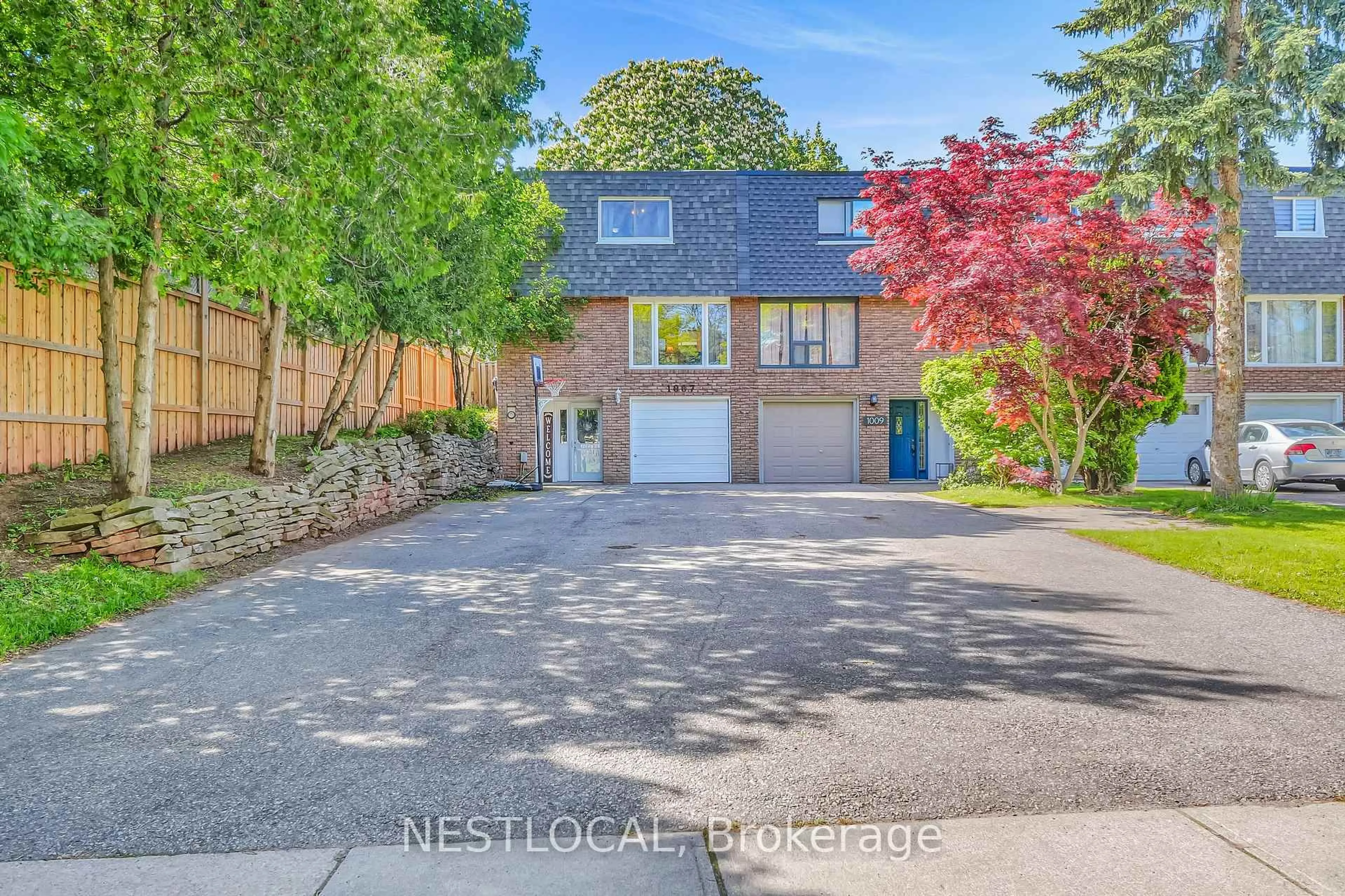 A pic from outside/outdoor area/front of a property/back of a property/a pic from drone, street for 1007 Falgarwood Dr, Oakville Ontario L6H 1N7