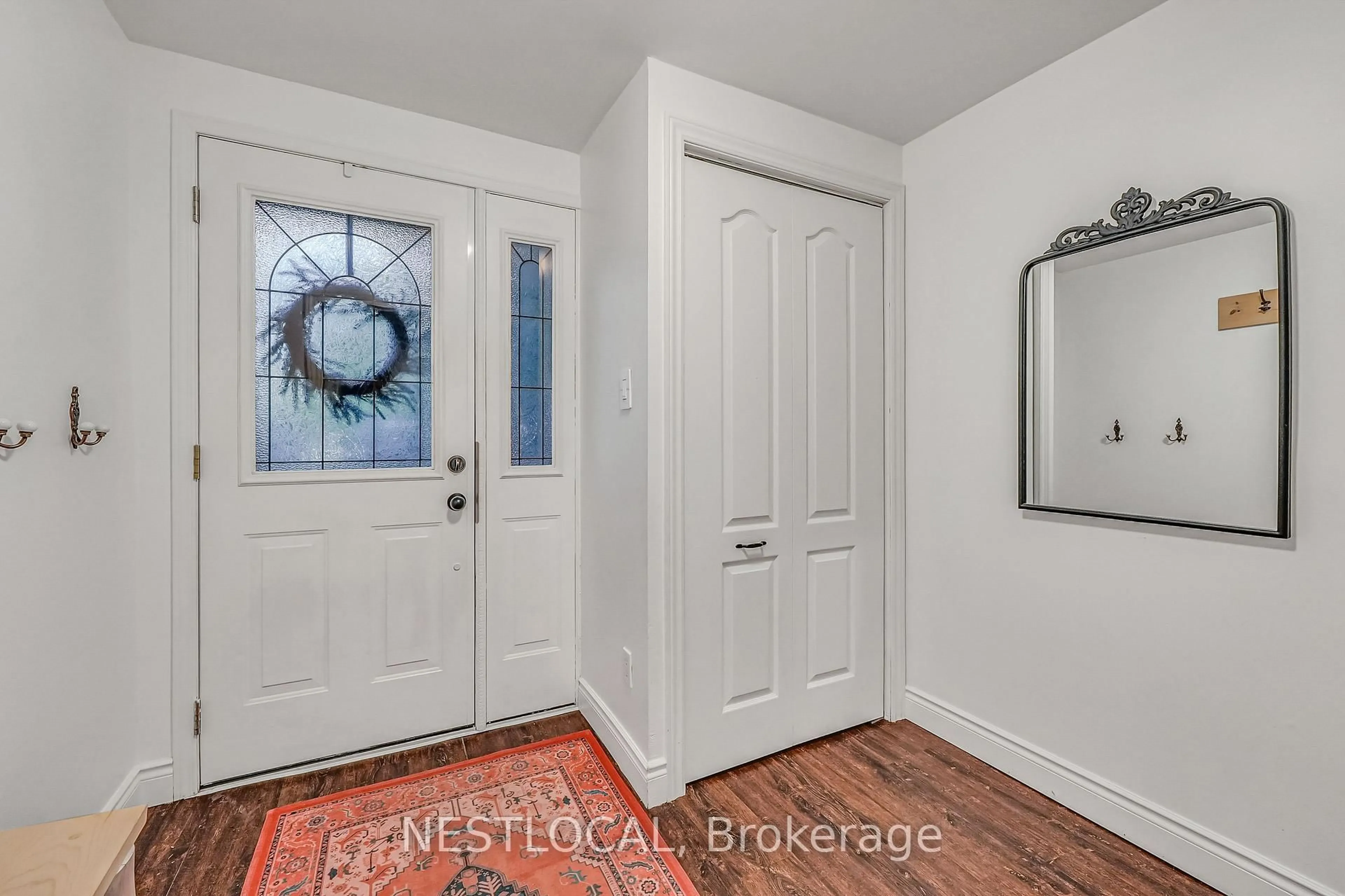 Indoor entryway for 1007 Falgarwood Dr, Oakville Ontario L6H 1N7