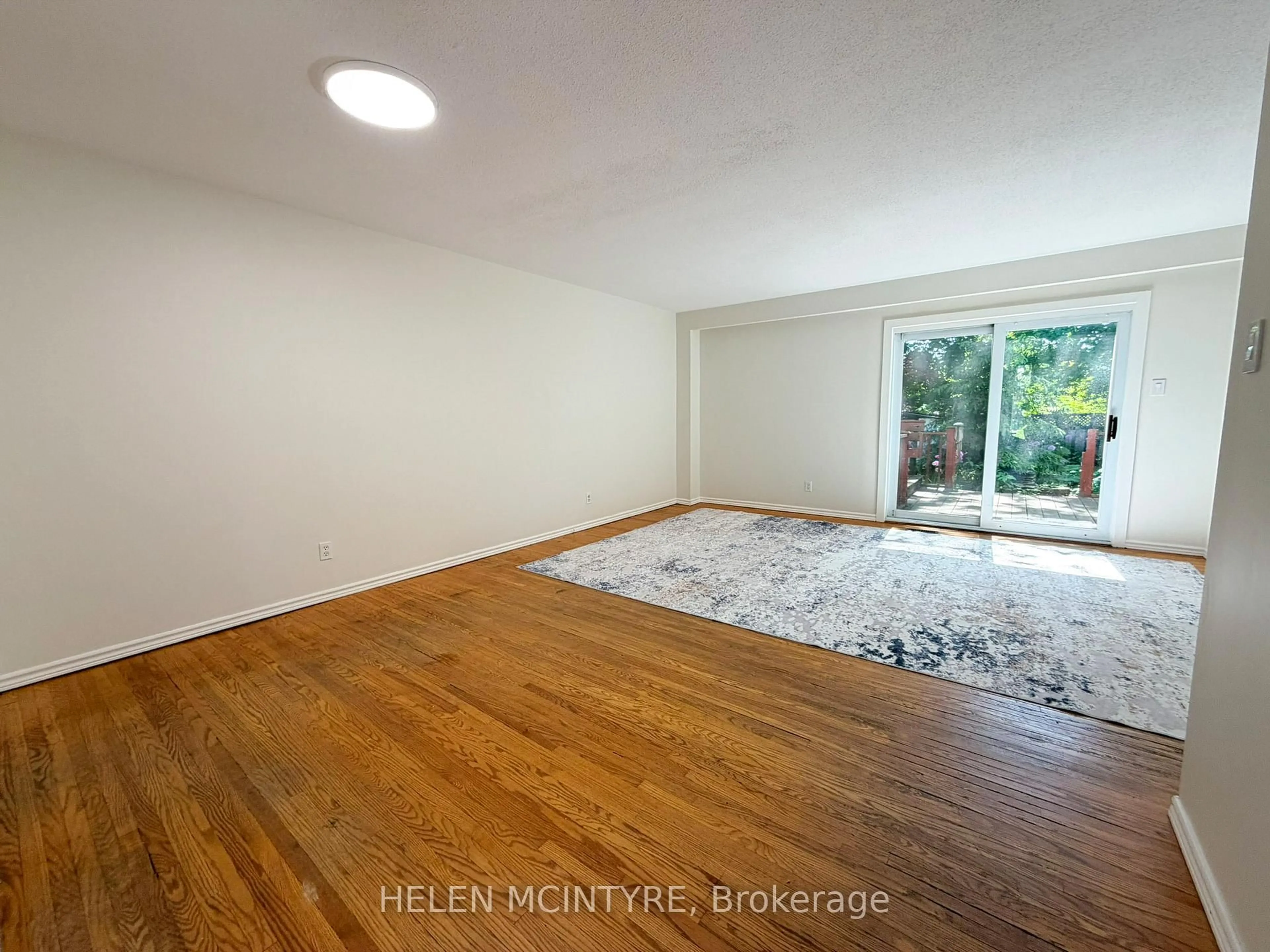 A pic of a room for 140 Ripley Crt #4, Oakville Ontario L6H 1H1