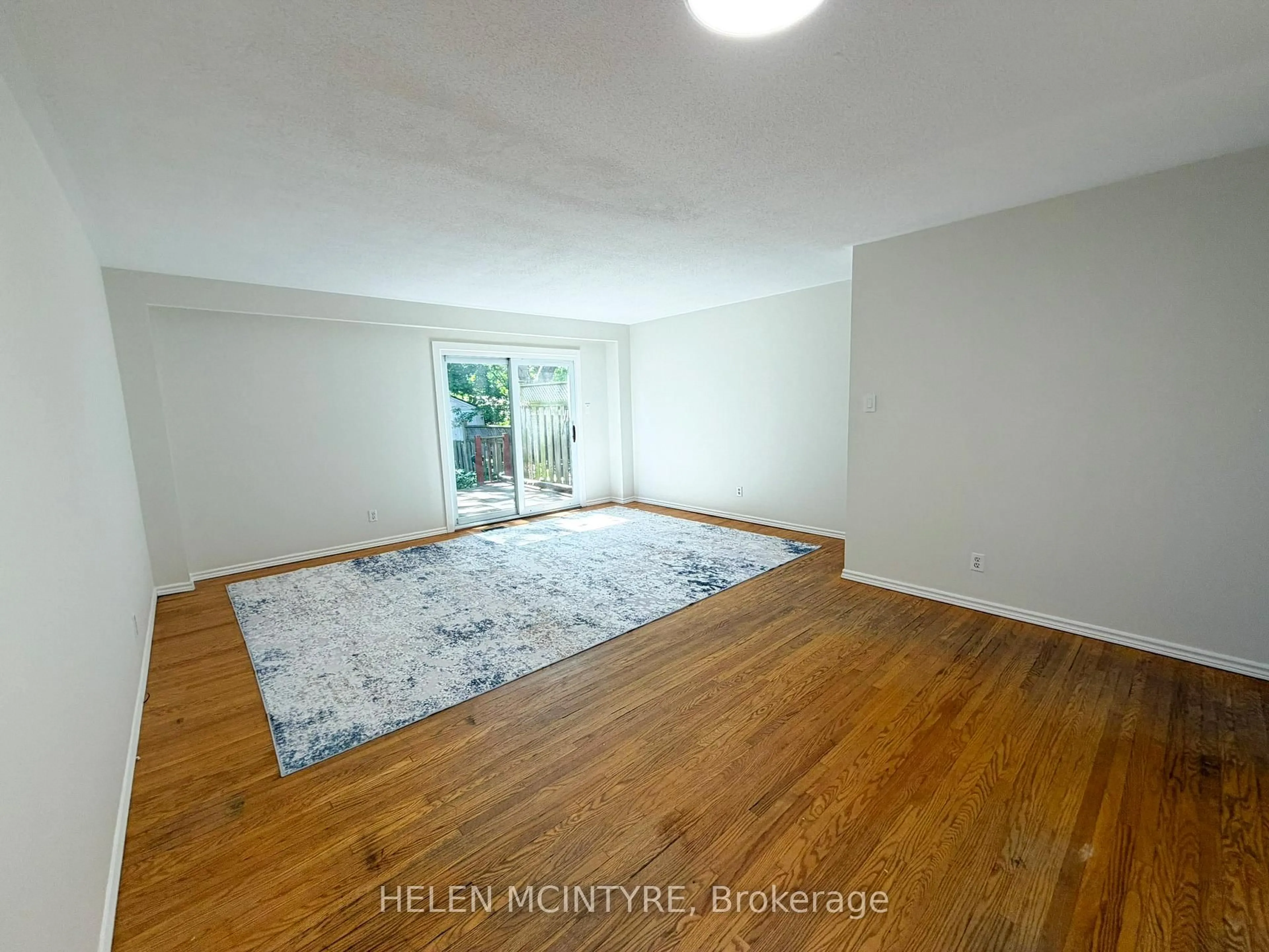 A pic of a room for 140 Ripley Crt #4, Oakville Ontario L6H 1H1
