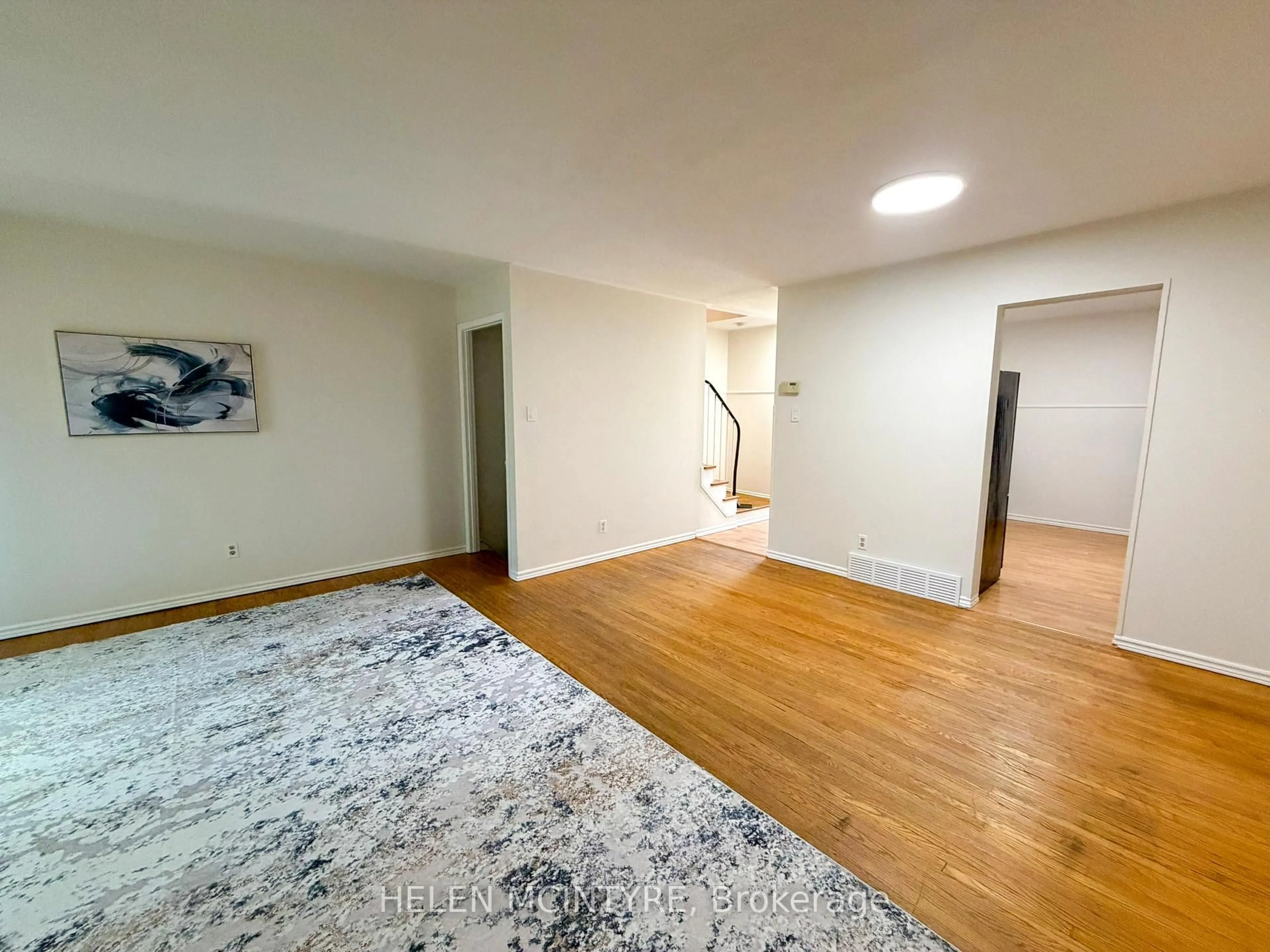 A pic of a room for 140 Ripley Crt #4, Oakville Ontario L6H 1H1