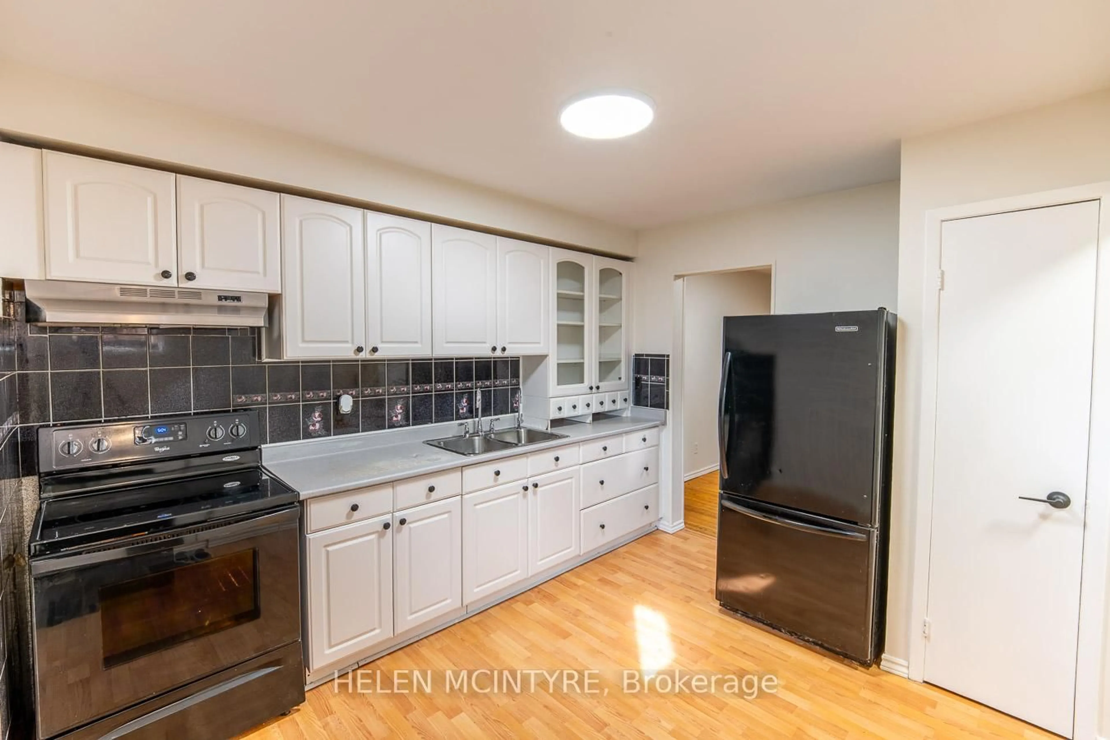 Standard kitchen, unknown for 140 Ripley Crt #4, Oakville Ontario L6H 1H1