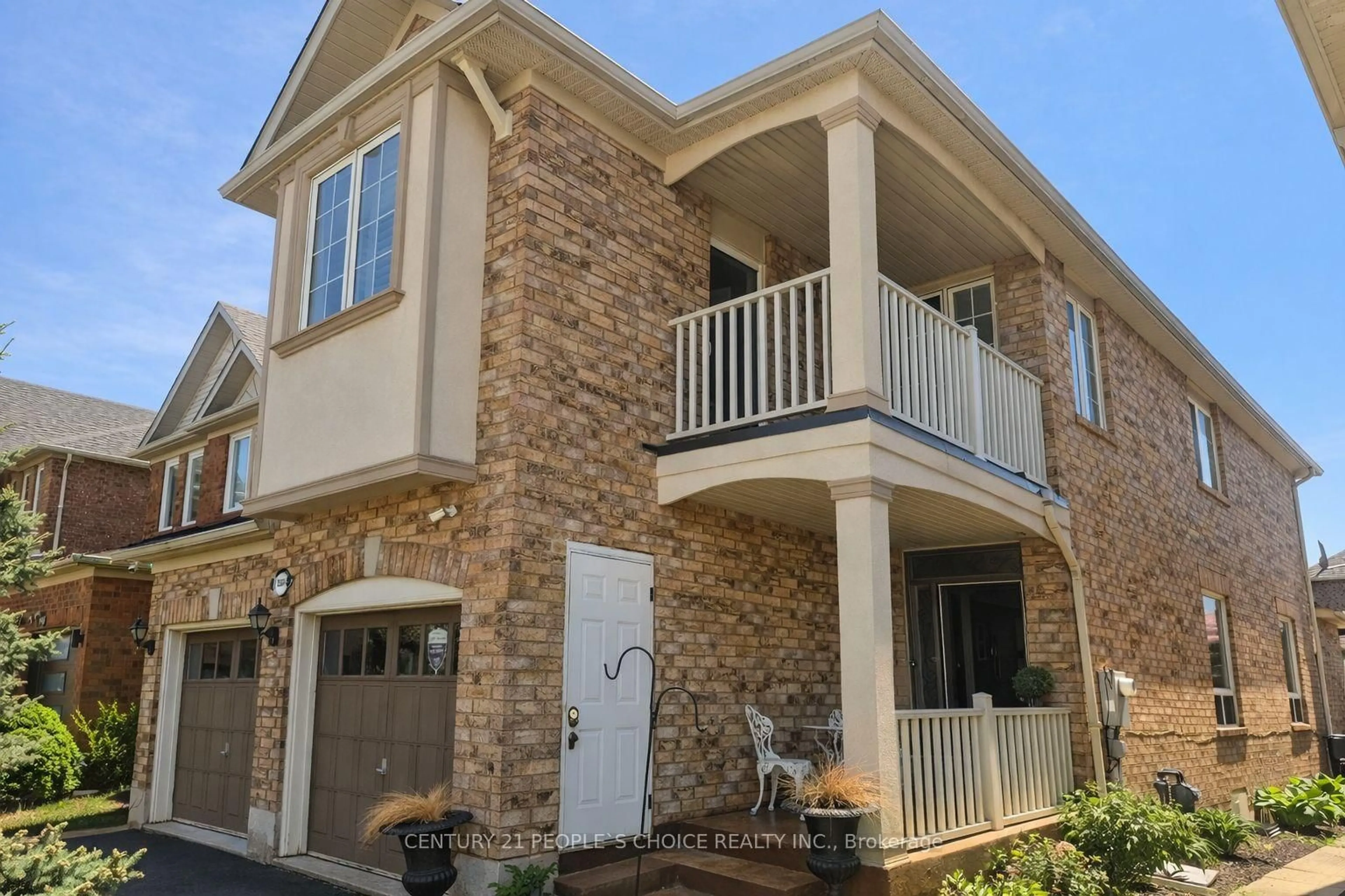 Home with vinyl exterior material, street for 3884 Henrietta Way, Mississauga Ontario L5M 7Y4