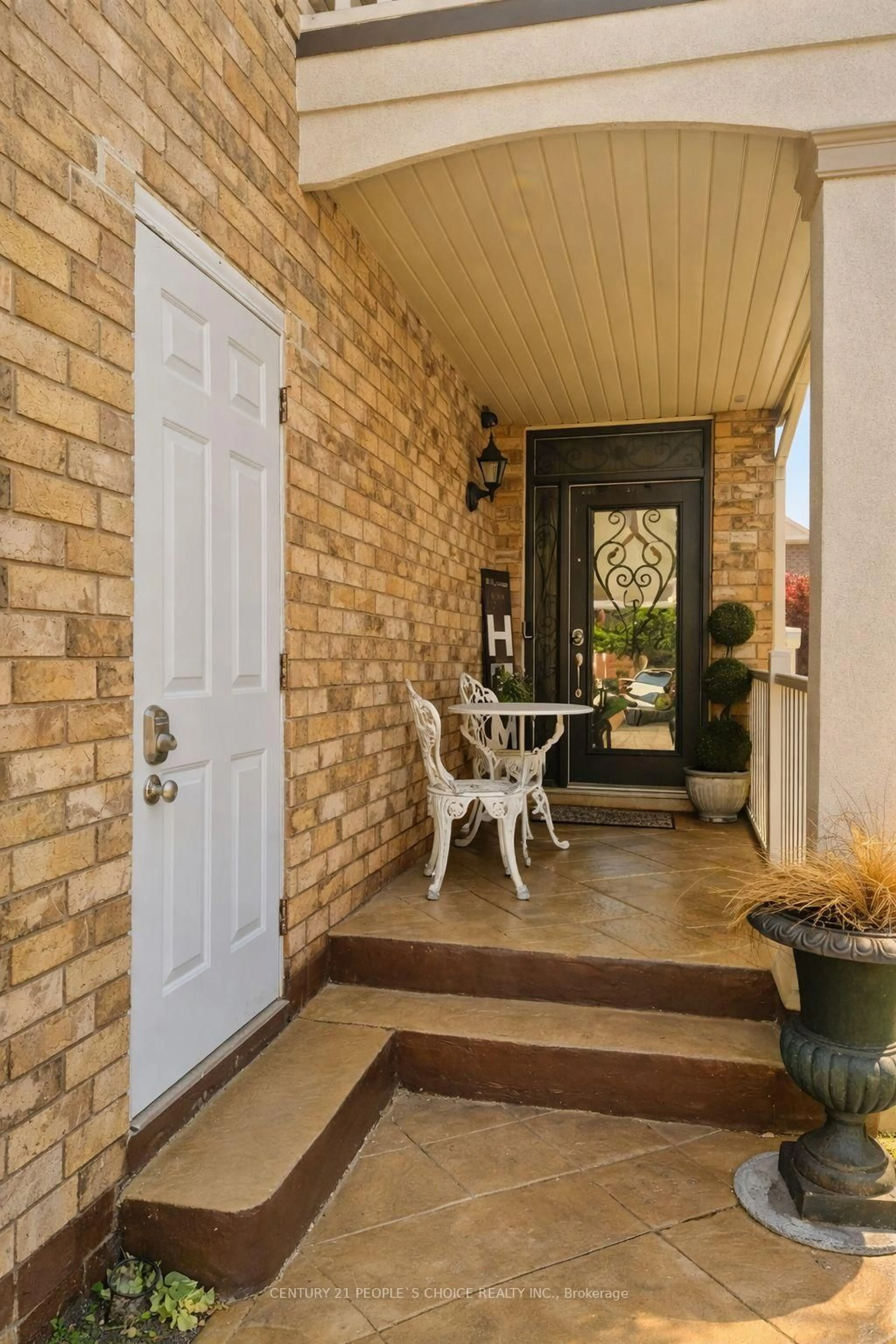 Indoor entryway for 3884 Henrietta Way, Mississauga Ontario L5M 7Y4