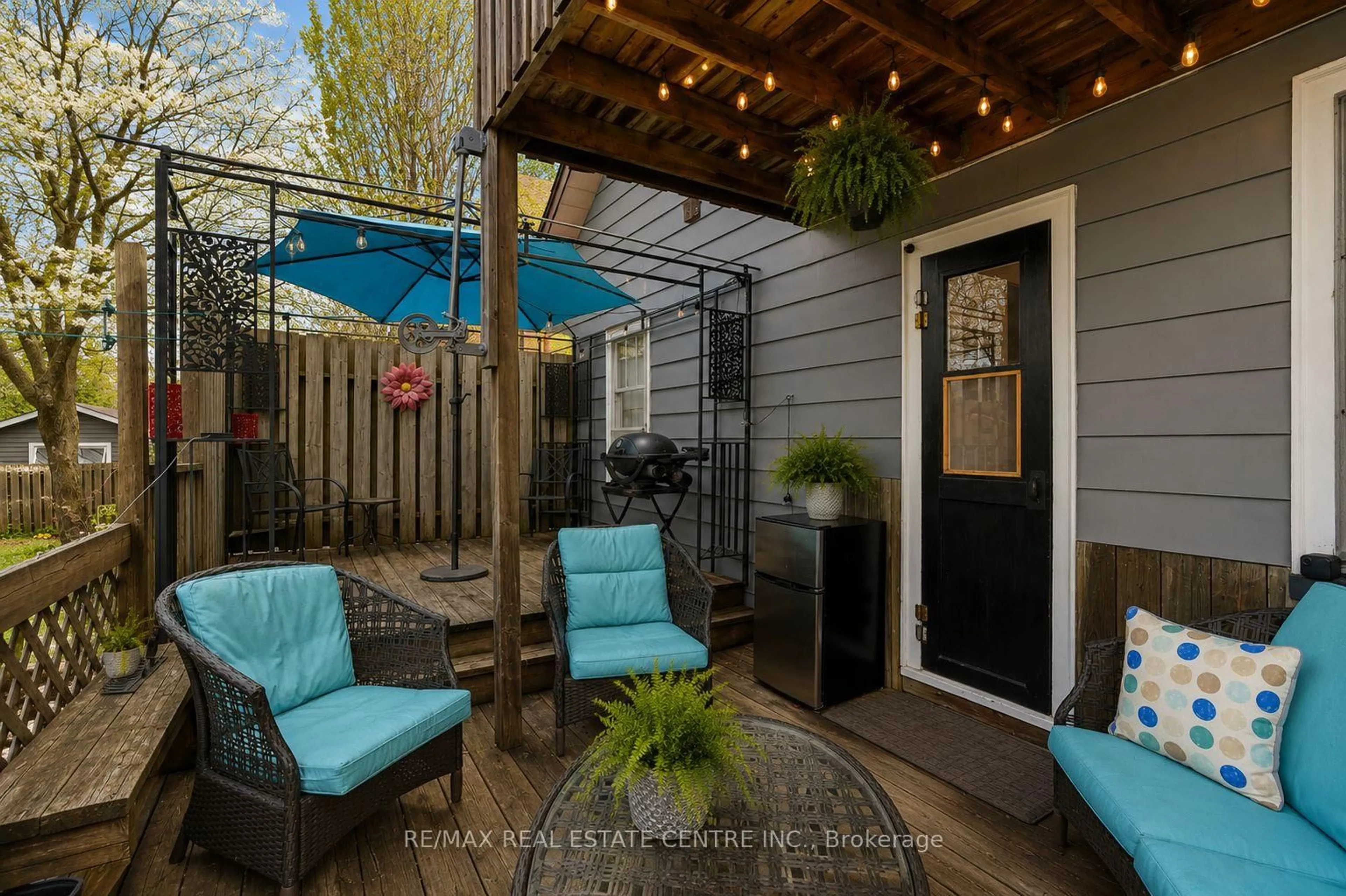Patio, street for 21 York St, Orangeville Ontario L9W 1L7