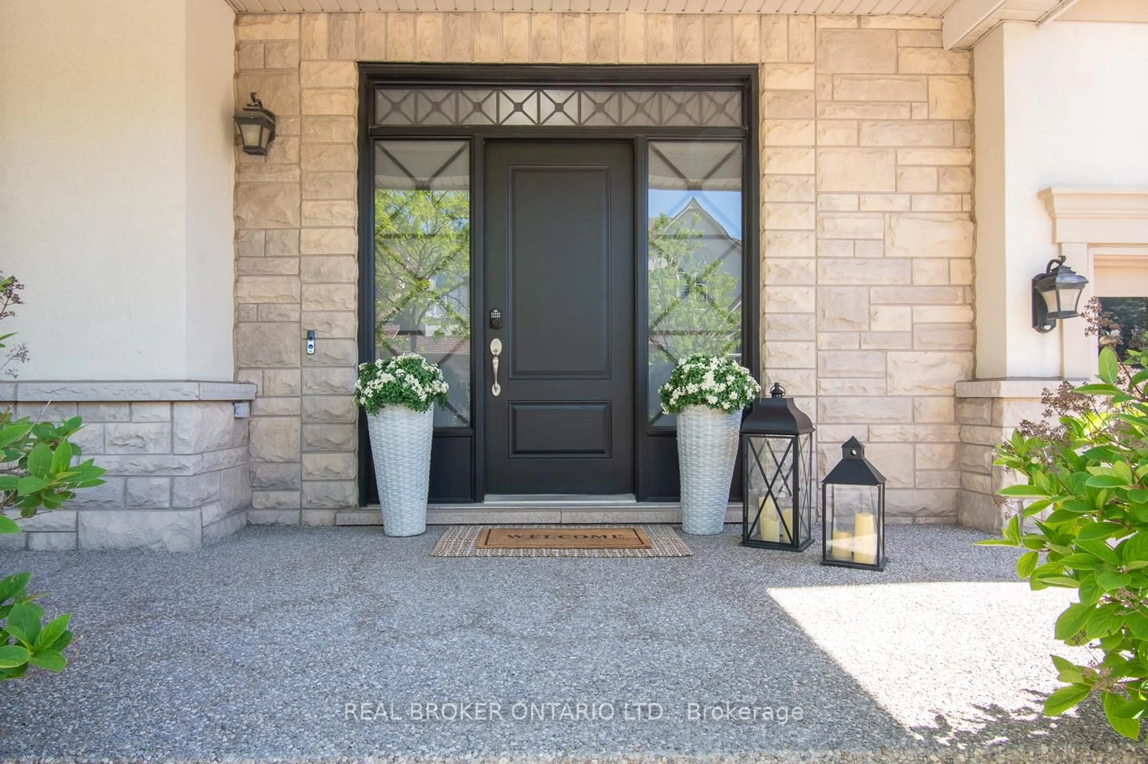 Indoor entryway for 727 Maddocks Tr, Milton Ontario L9T 0E1