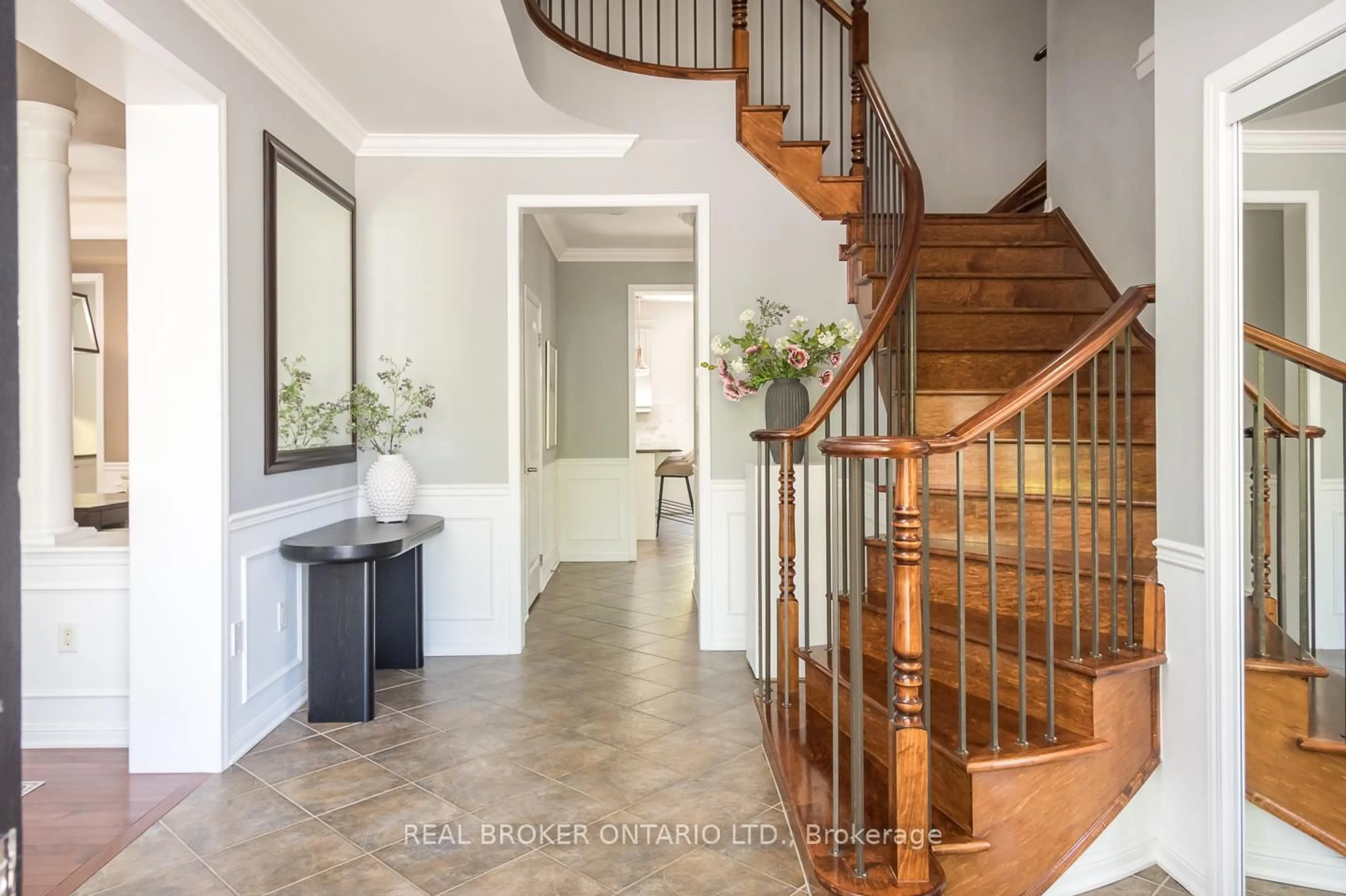 Indoor entryway for 727 Maddocks Tr, Milton Ontario L9T 0E1