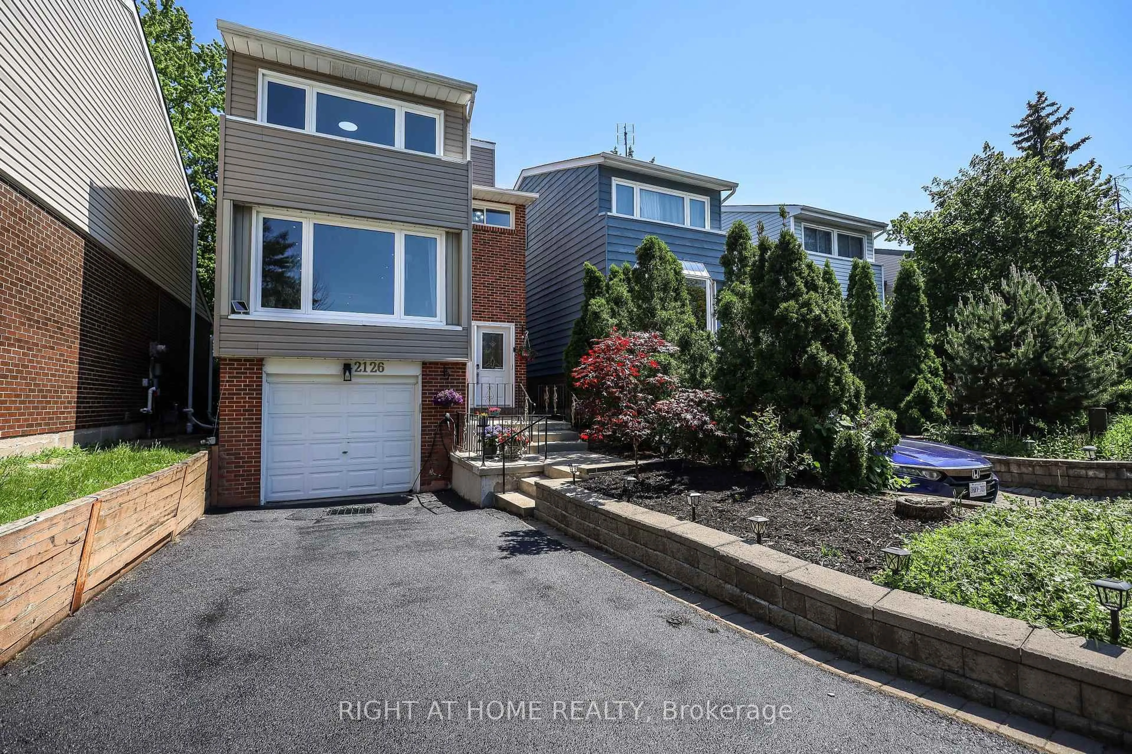 Home with brick exterior material, street for 2126 Millway Gate, Mississauga Ontario L5L 1R3
