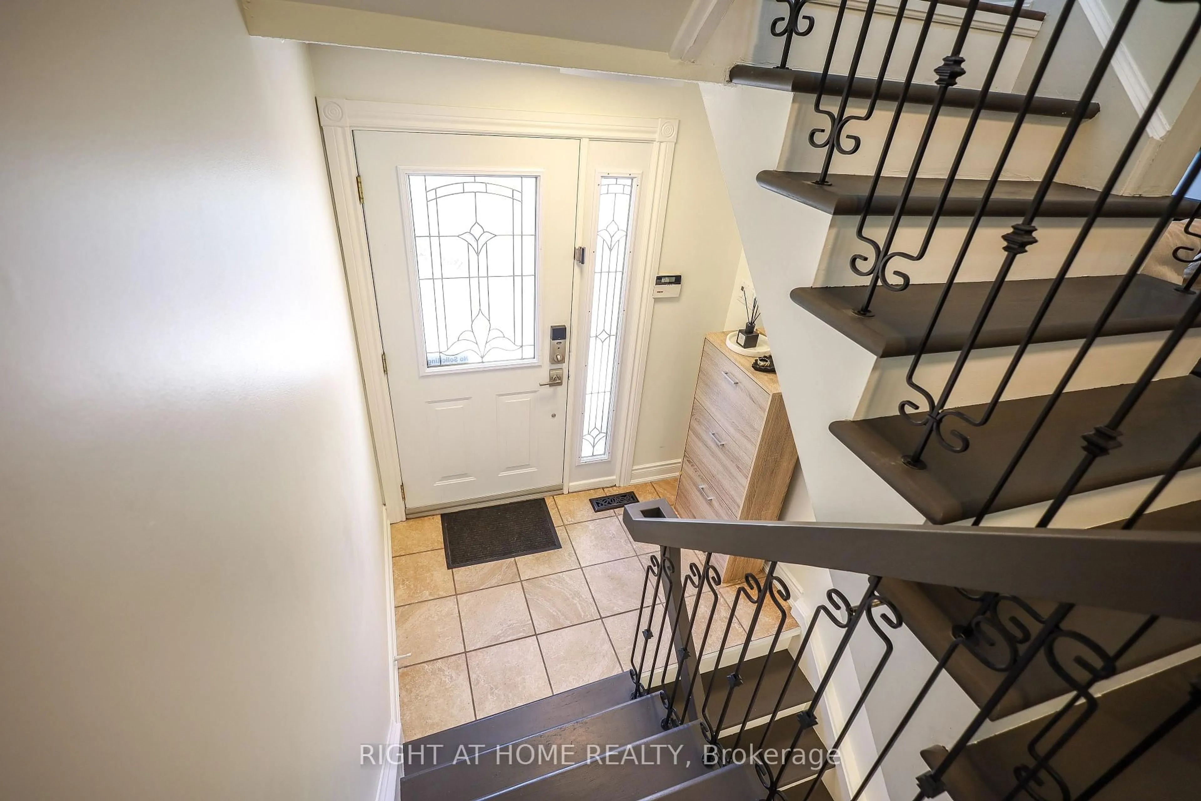 Indoor entryway for 2126 Millway Gate, Mississauga Ontario L5L 1R3