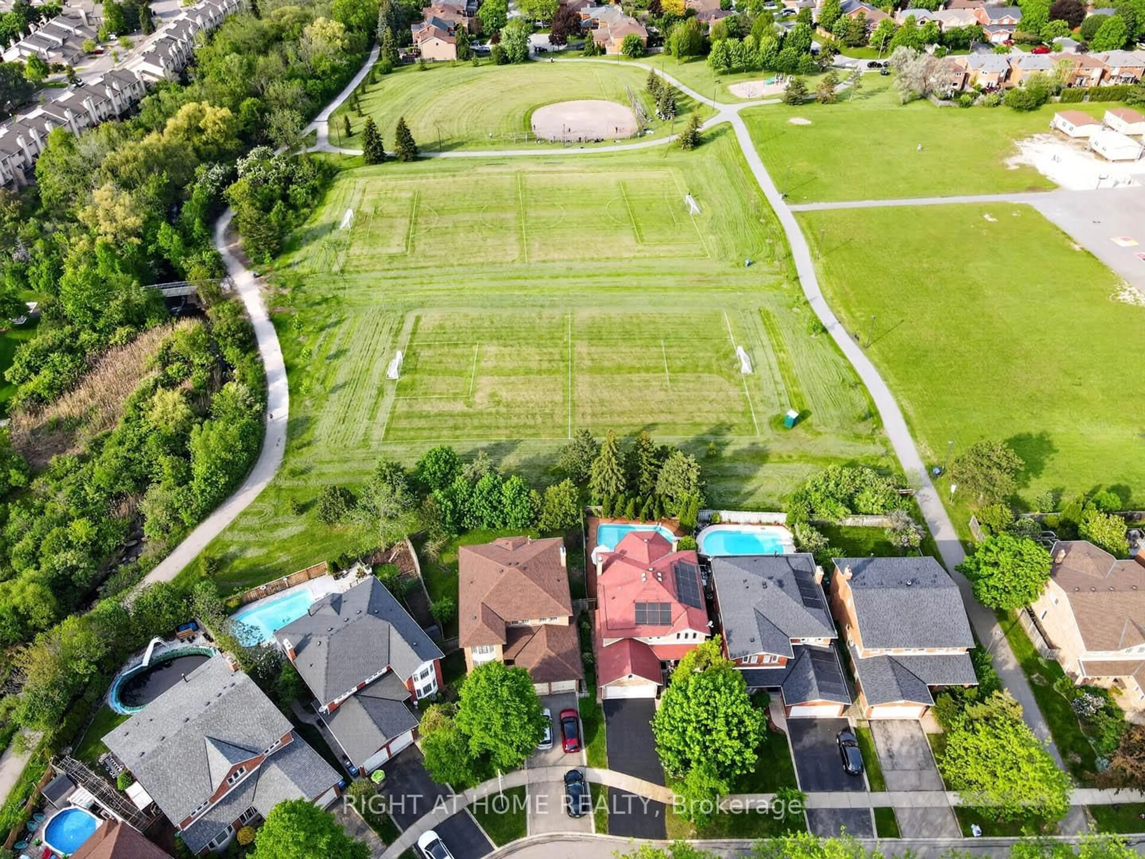 A pic from outside/outdoor area/front of a property/back of a property/a pic from drone, street for 4629 Phoenix Park Cres, Mississauga Ontario L5M 3E9
