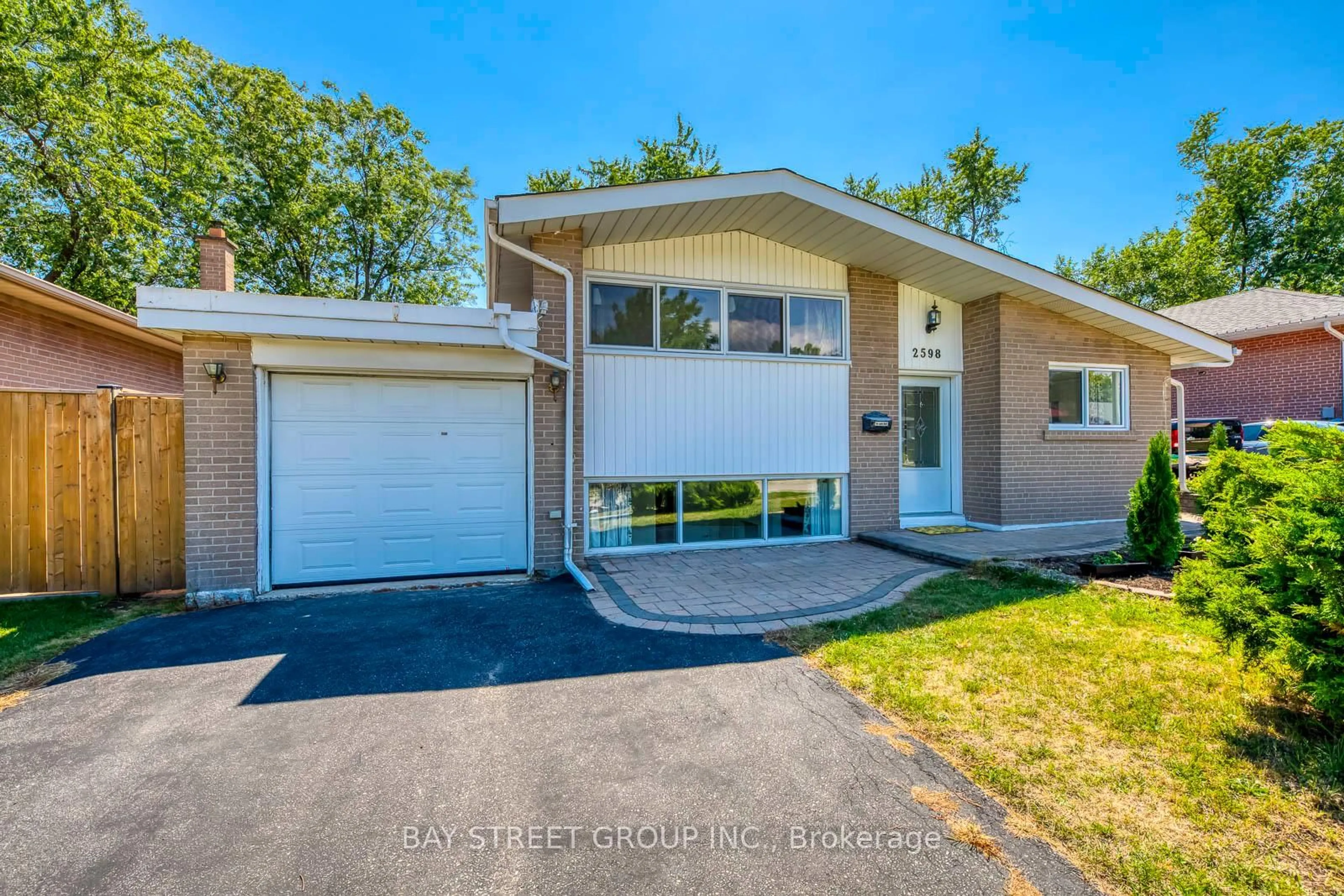 Home with vinyl exterior material, street for 2598 Chalkwell Clse, Mississauga Ontario L5J 2B9