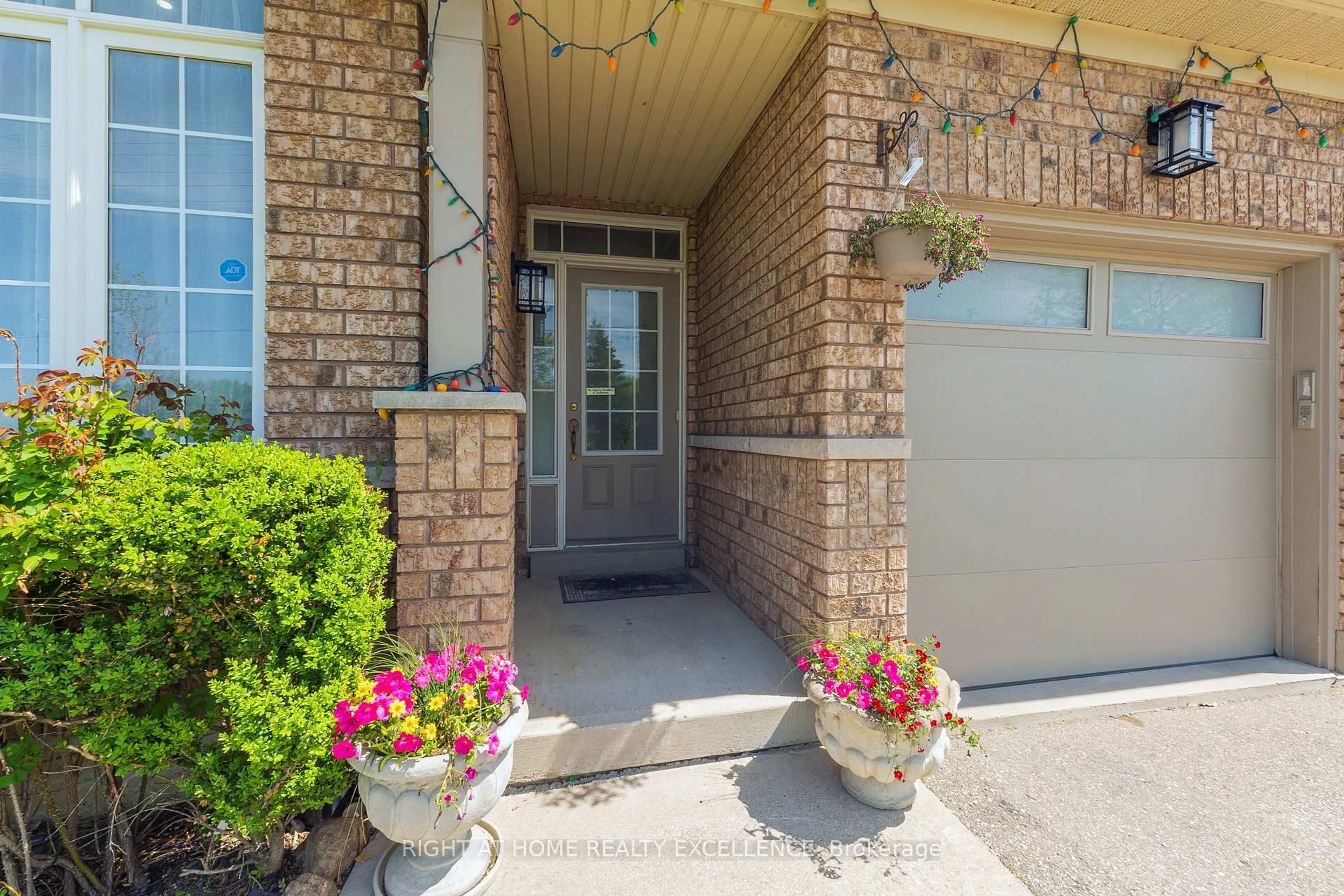 Indoor entryway for 17 Keeleview Cres, Brampton Ontario L6R 0H3