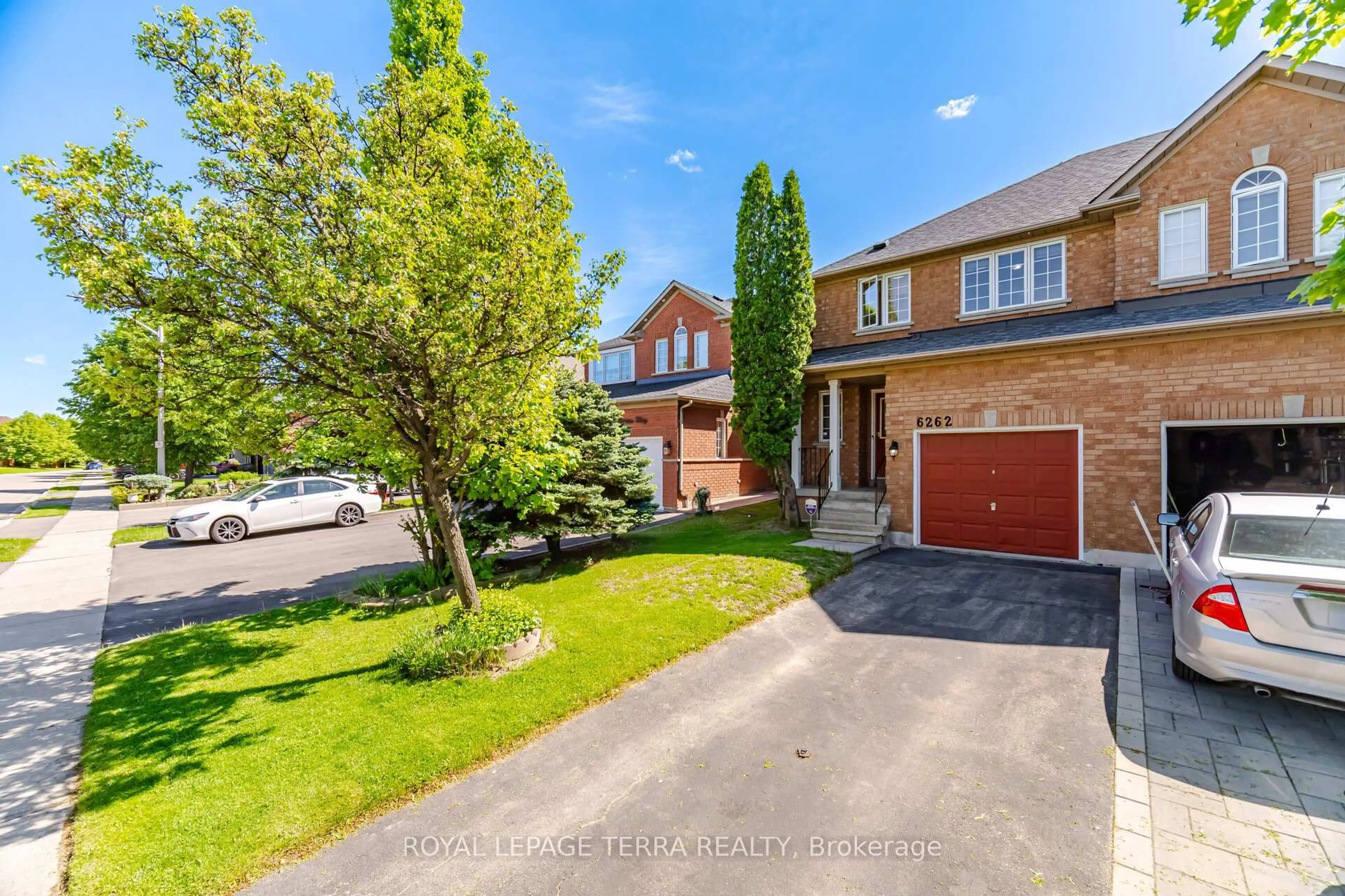 A pic from outside/outdoor area/front of a property/back of a property/a pic from drone, street for 6262 Miriam Way, Mississauga Ontario L5N 7V5