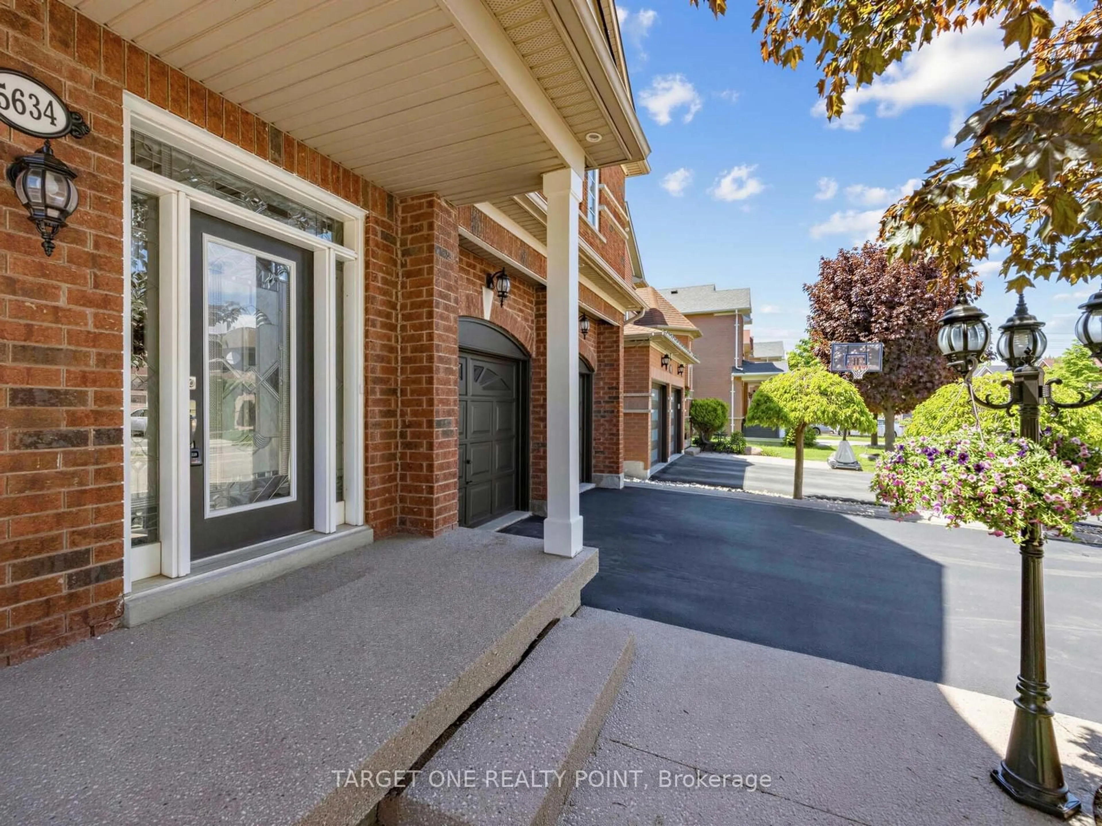 Indoor foyer for 5634 Watersfield Ave, Mississauga Ontario L5M 7G1