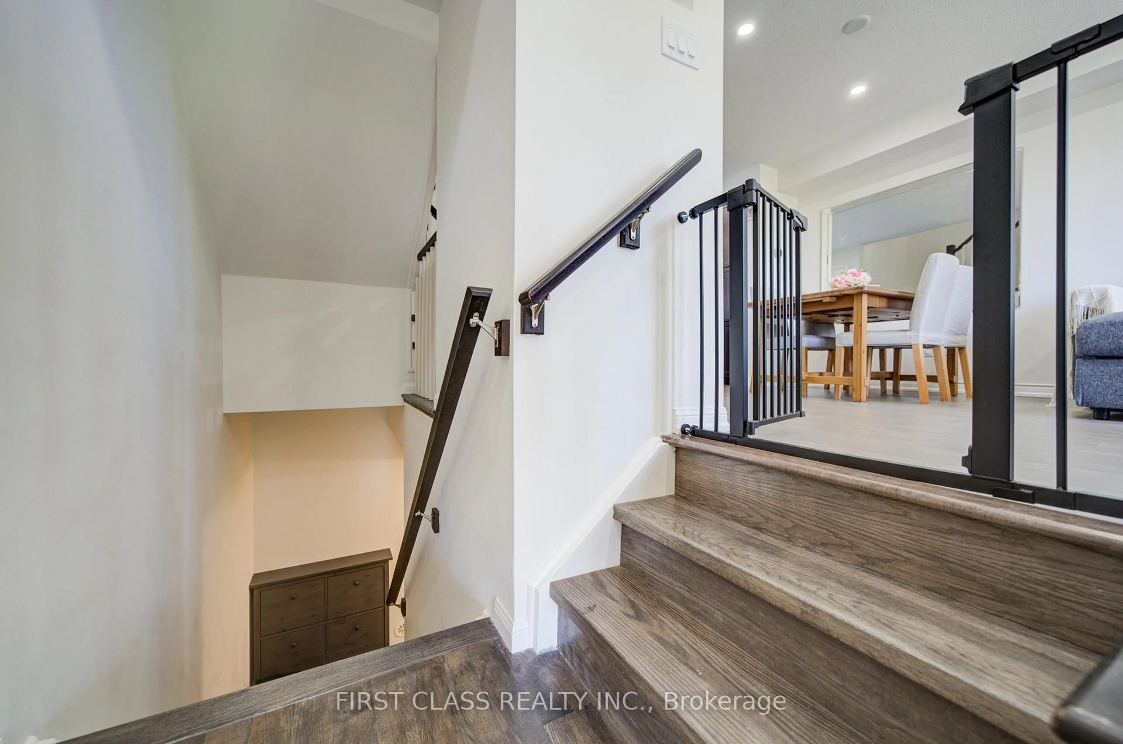 Indoor entryway for 2875 Hazelton Pl #6, Mississauga Ontario L5M 6J3
