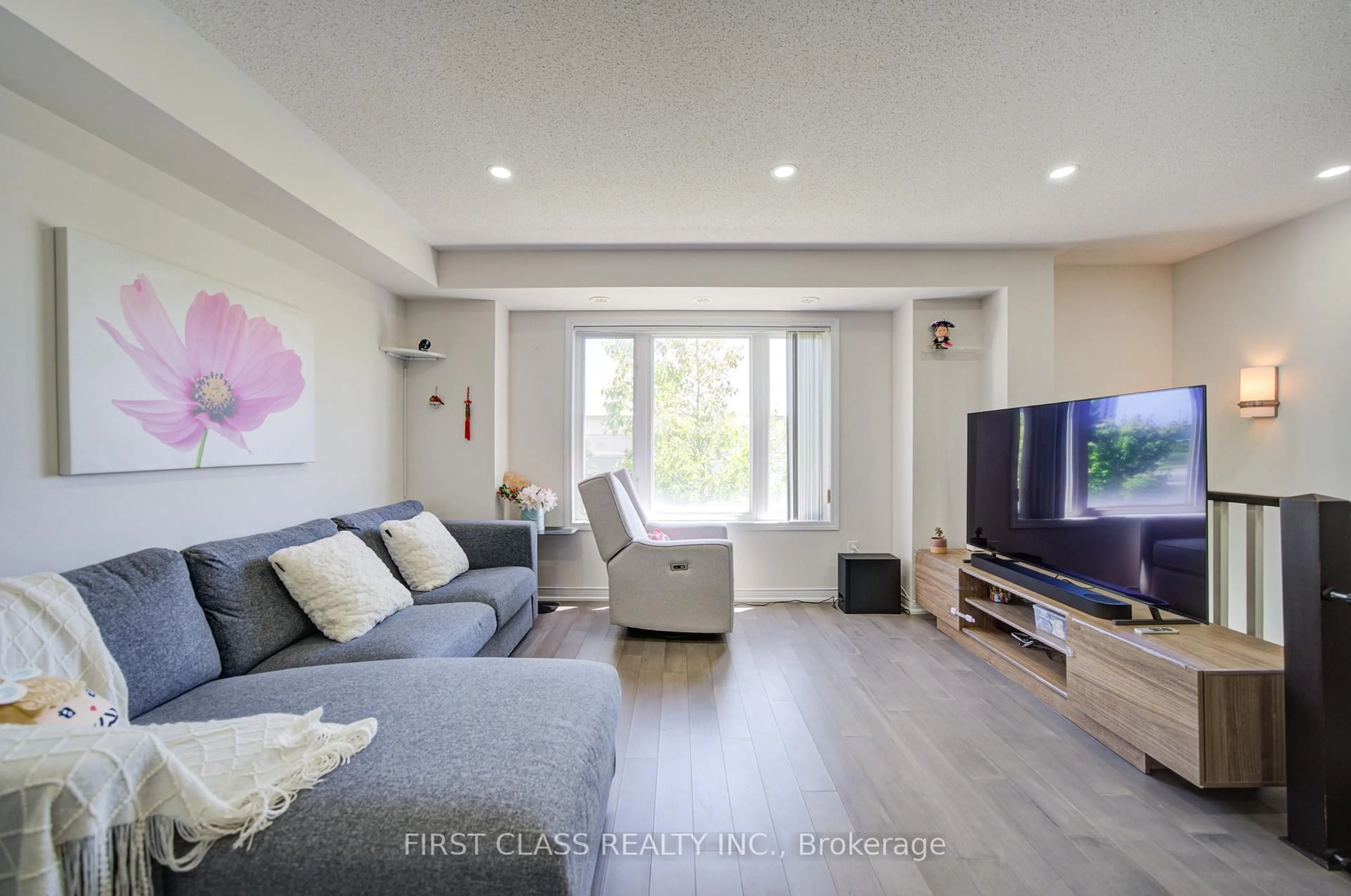 Living room with furniture, unknown for 2875 Hazelton Pl #6, Mississauga Ontario L5M 6J3