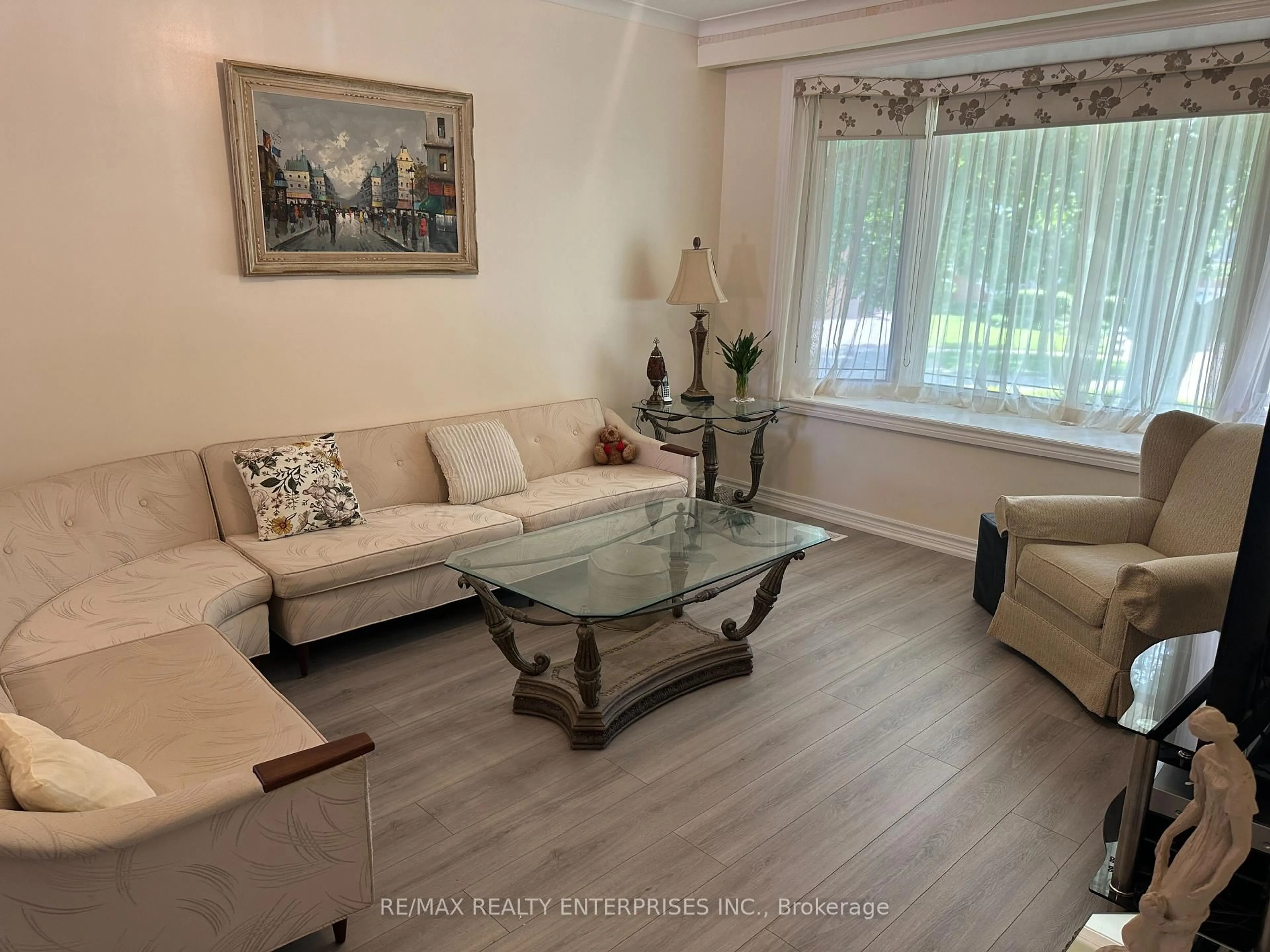 Living room with furniture, wood/laminate floor for 1571 Muir Rd, Mississauga Ontario L5E 2J3
