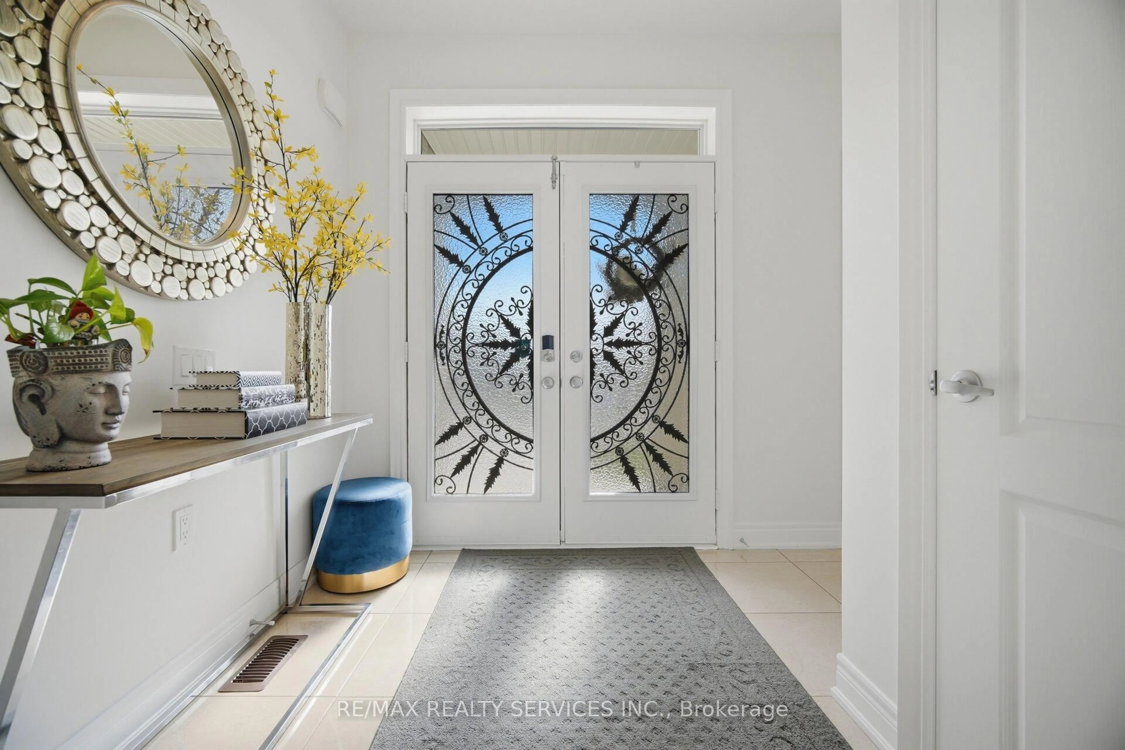 Indoor entryway for 38 Blackberry Valley Cres, Caledon Ontario L7C 3Z9