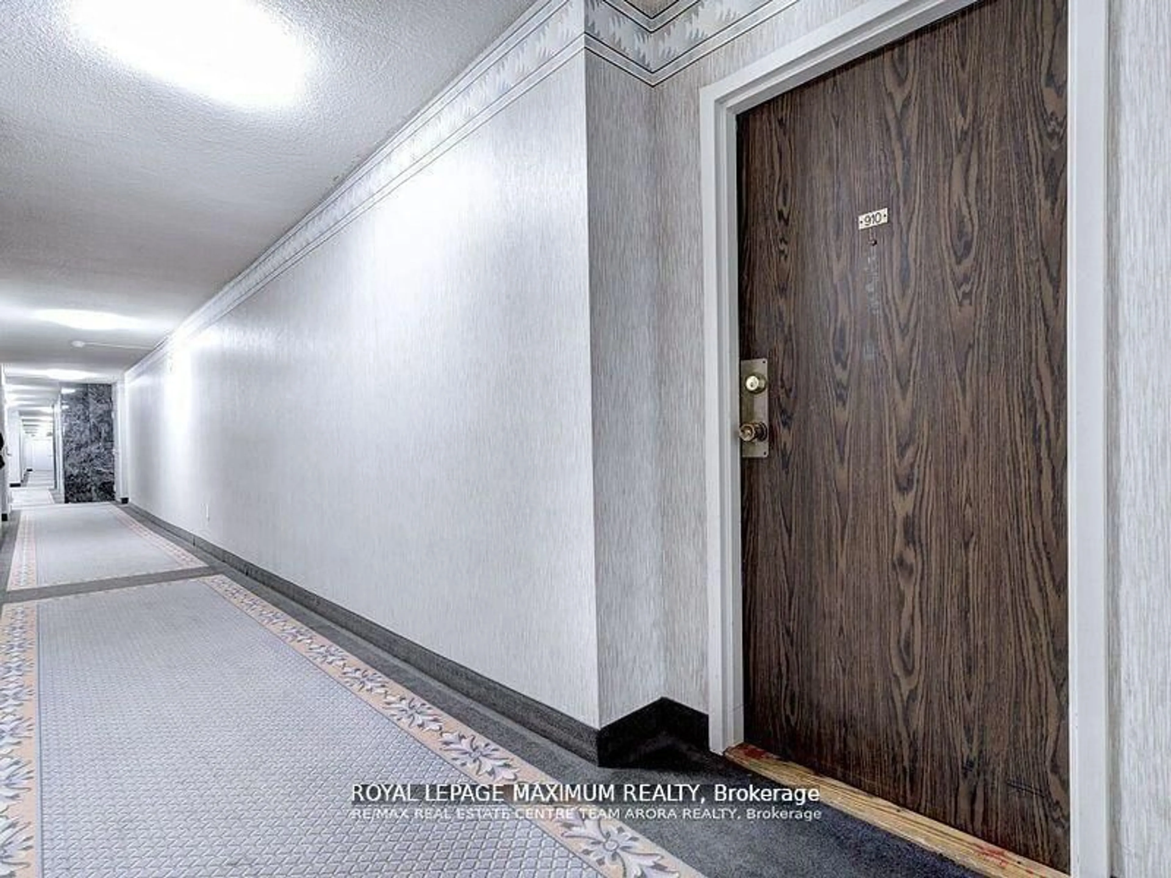 Indoor foyer for 15 Kensington Rd #1912, Brampton Ontario L6T 3W2