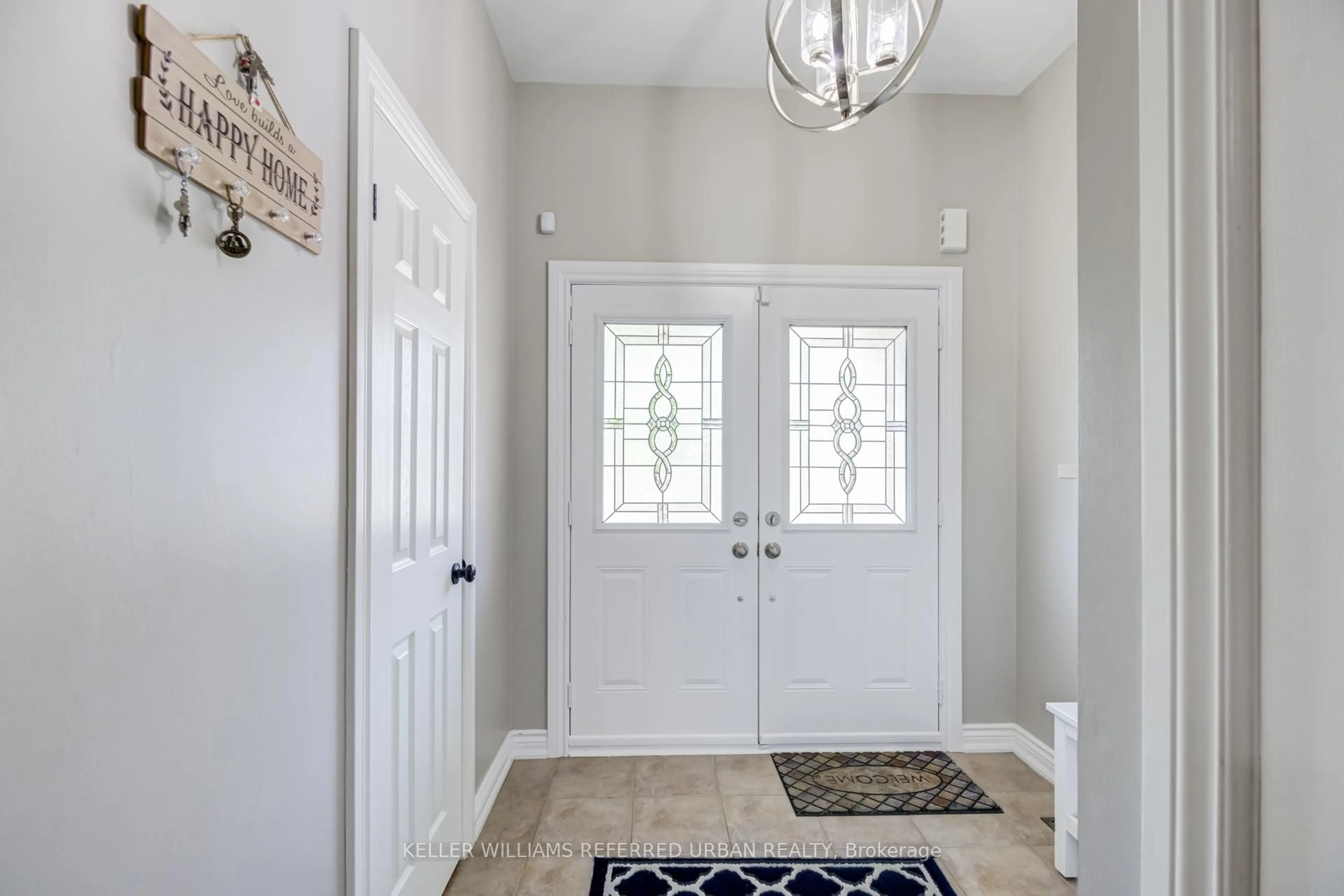 Indoor entryway for 125 Niagara Tr, Halton Hills Ontario L7G 0A6