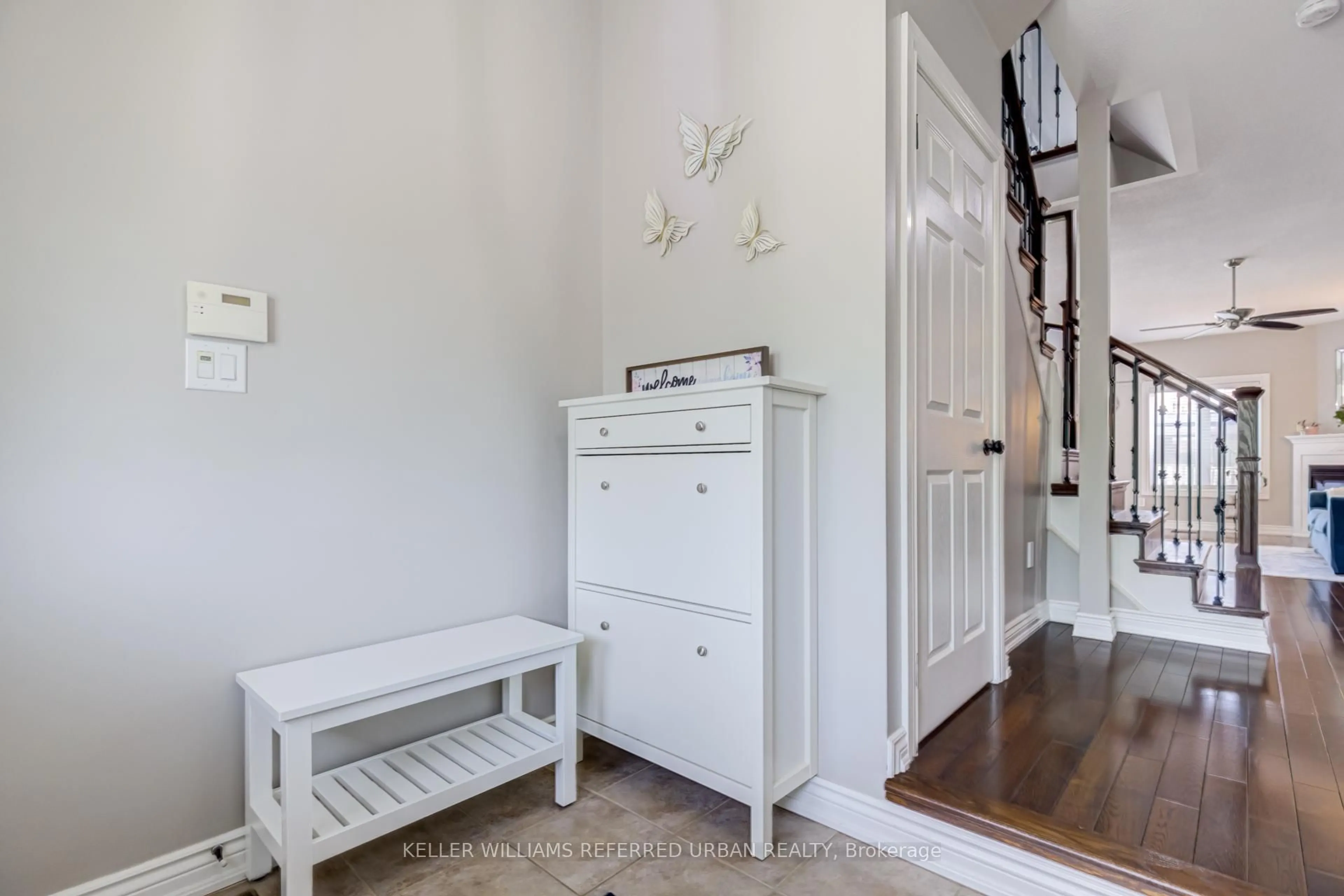 Indoor entryway for 125 Niagara Tr, Halton Hills Ontario L7G 0A6